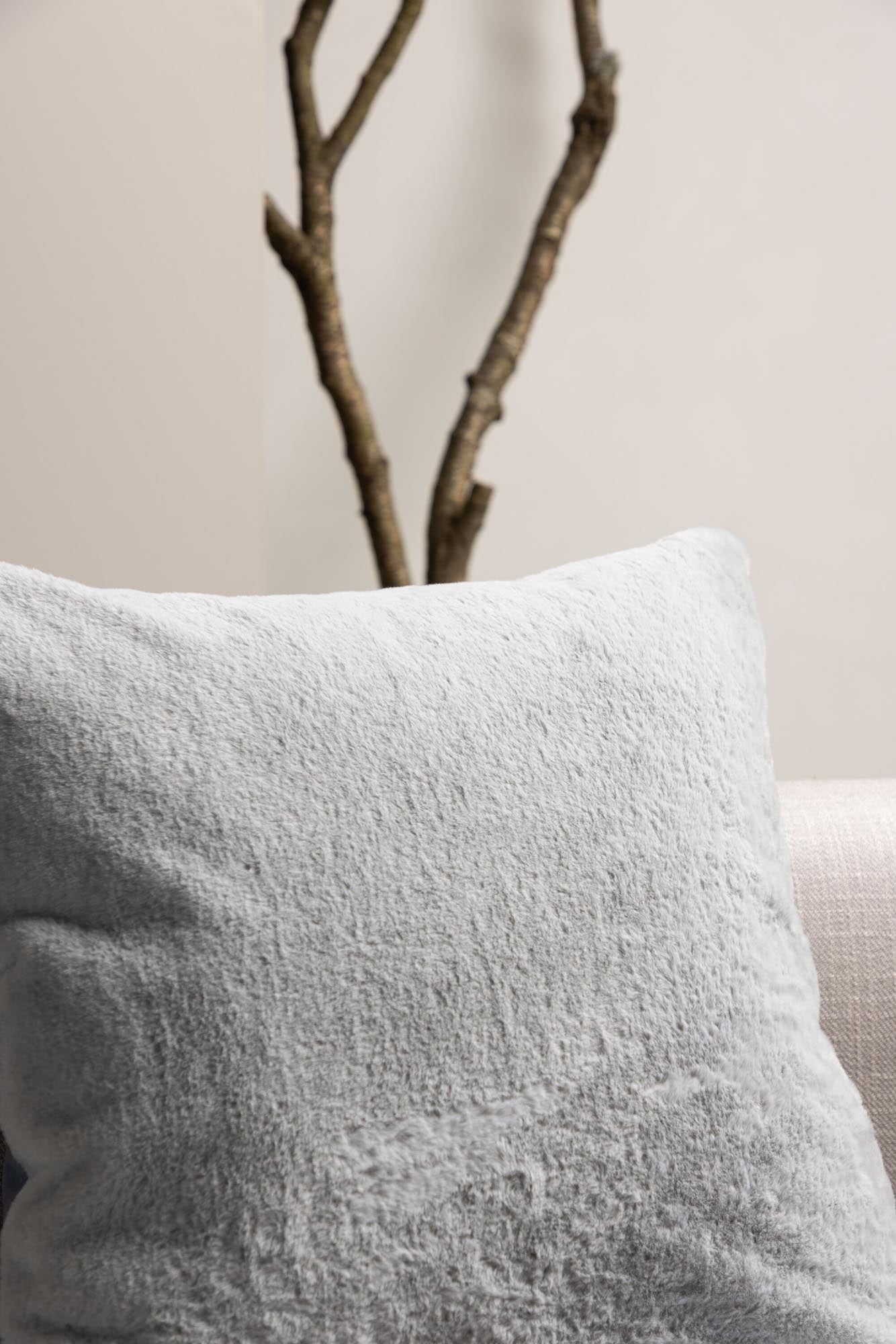 Der Thea Kissenbezug von Venture Home vereint stilvolles Design und hochwertige Materialien für ein gemütliches Wohnambiente.