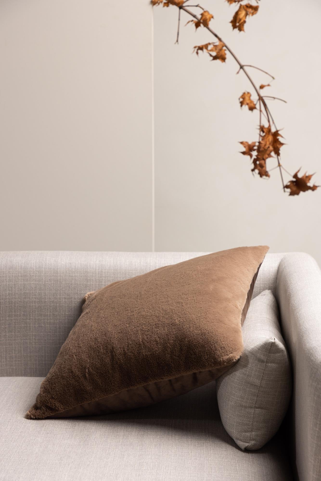 Eleganter Thea Kissenbezug von Venture Home: Hochwertiges Polyester, pflegeleicht, in champagnerfarbenem Design – perfekt für stilvolle Wohnräume.