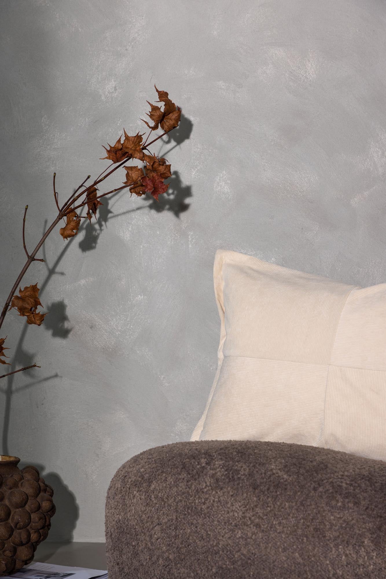 Verleihen Sie Ihrem Wohnraum mit dem Lykke Kissenbezug von Venture Home eine stilvolle Note. Hochwertiger Samt, eleganter Beigeton, pflegeleicht und vielseitig einsetzbar.