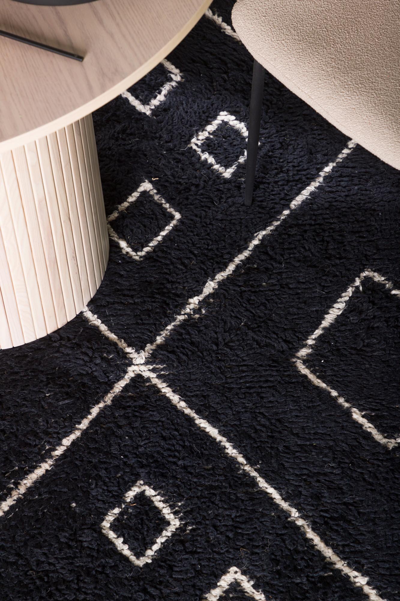 Eleganter David Teppich von Venture Home in aschgrau und weiß, ideal für stilvolle Wohnräume und gemütliche Atmosphäre.