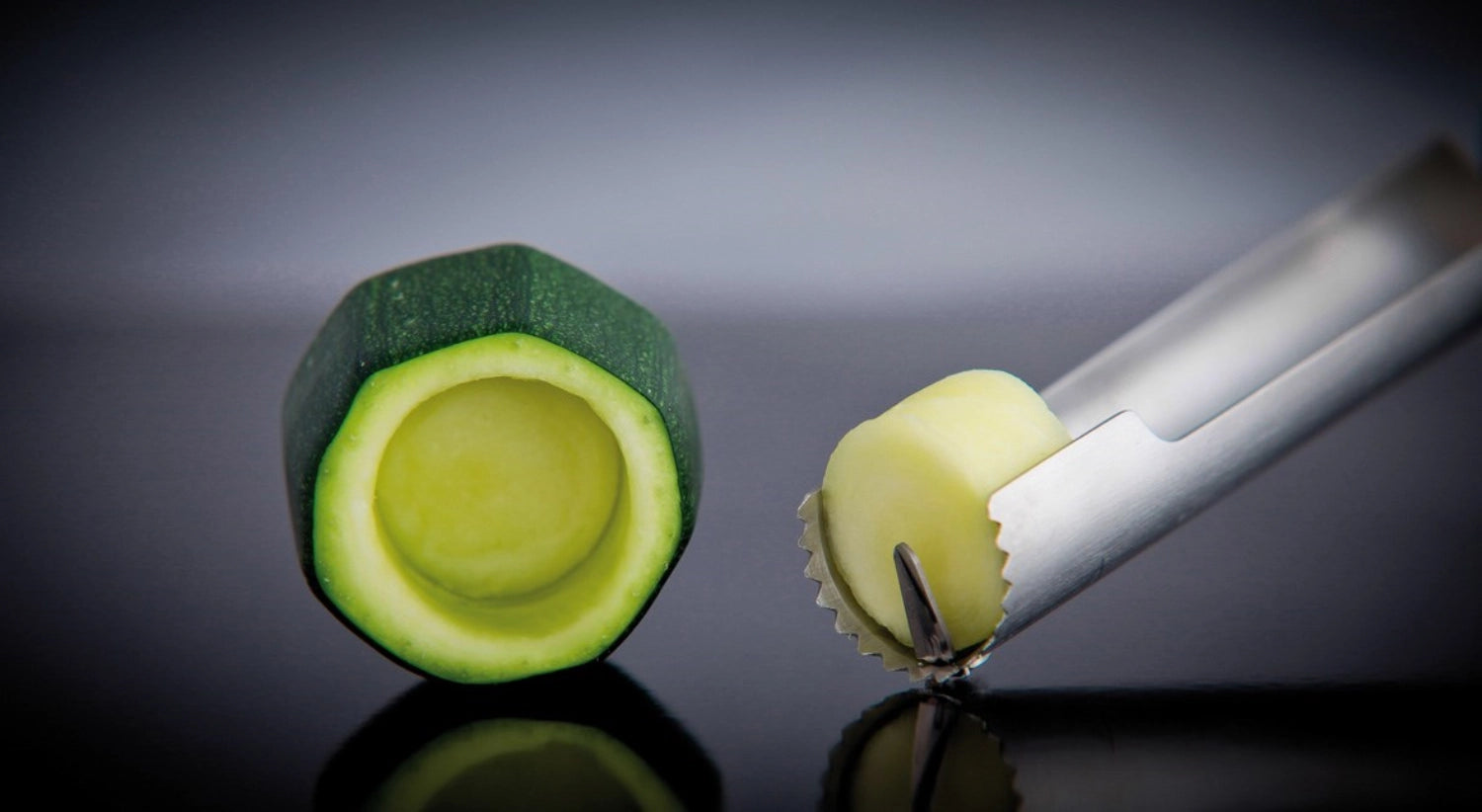 Der de Buyer Universalentkerner 20mm ist ideal zum mühelosen Entkernen von Obst und Gemüse. Robuster Edelstahl und durchdachte Ergonomie sorgen für eine einfache Handhabung.