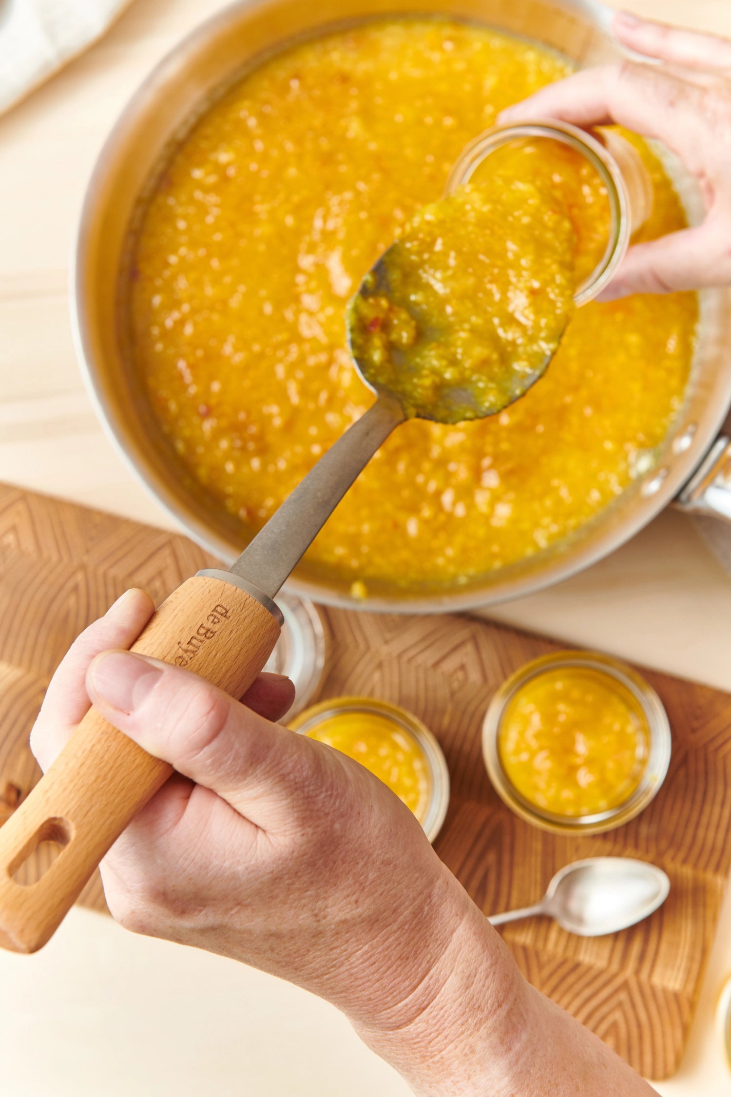 Erleben Sie den de Buyer Schöpflöffel Nostalgy L (33,5 cm) – aus robustem Edelstahl, elegant designt und ideal für müheloses Servieren in Ihrer Küche.