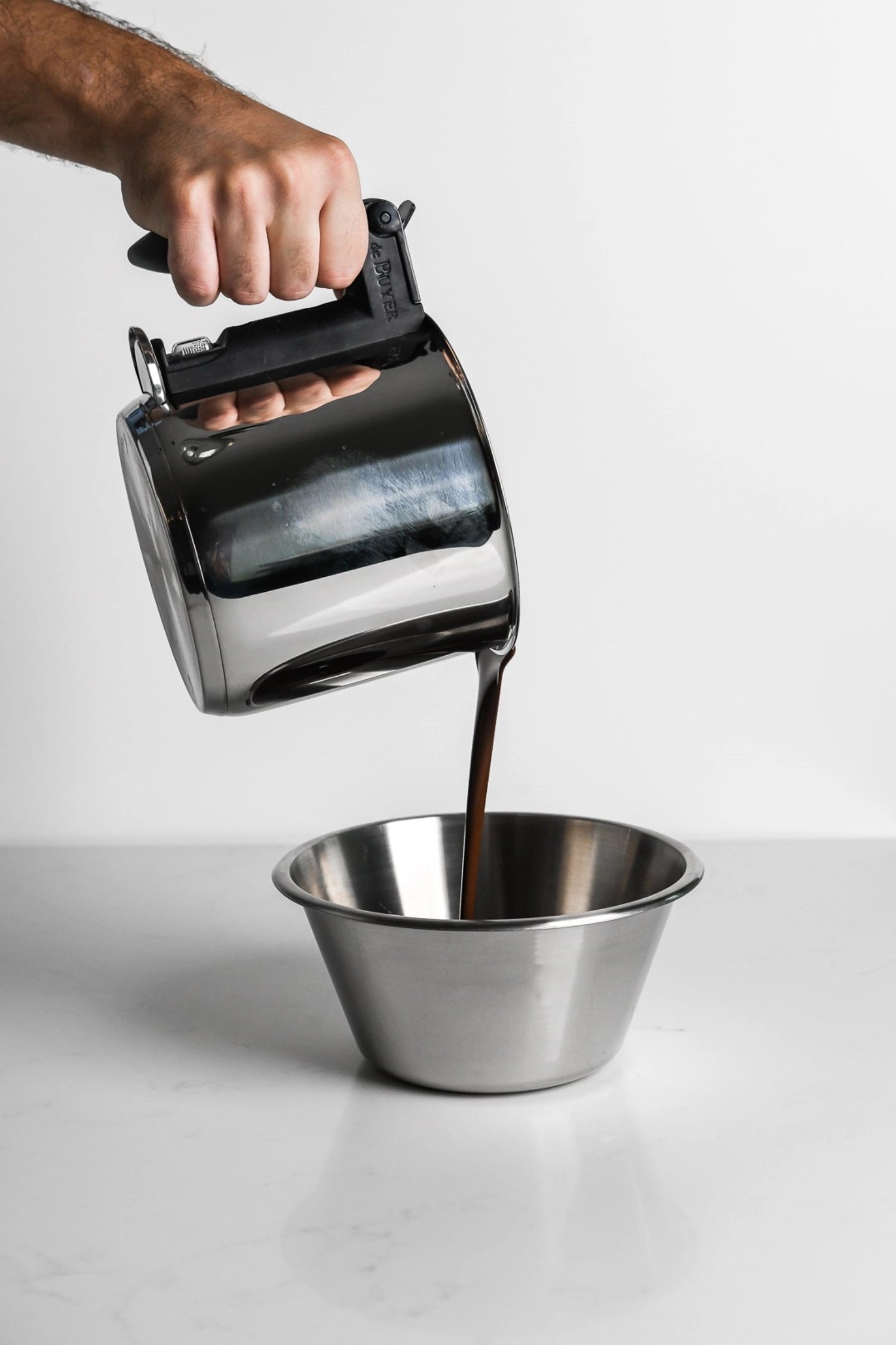 Erleben Sie die vielseitige Küchenschüssel konisch Ø32cm 8lt von de Buyer – robust, rostfrei und perfekt für alle Koch- und Backbedürfnisse.