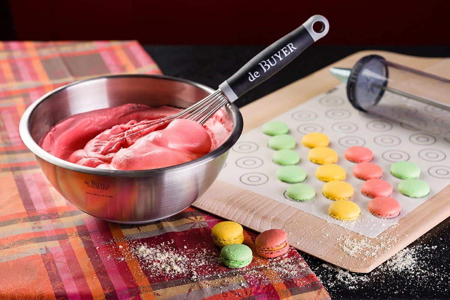 Die runde Schlagschüssel von de Buyer mit Ø 16 cm und silikonbeschichtetem Boden sorgt für optimale Stabilität und perfekte Ergebnisse beim Mixen.