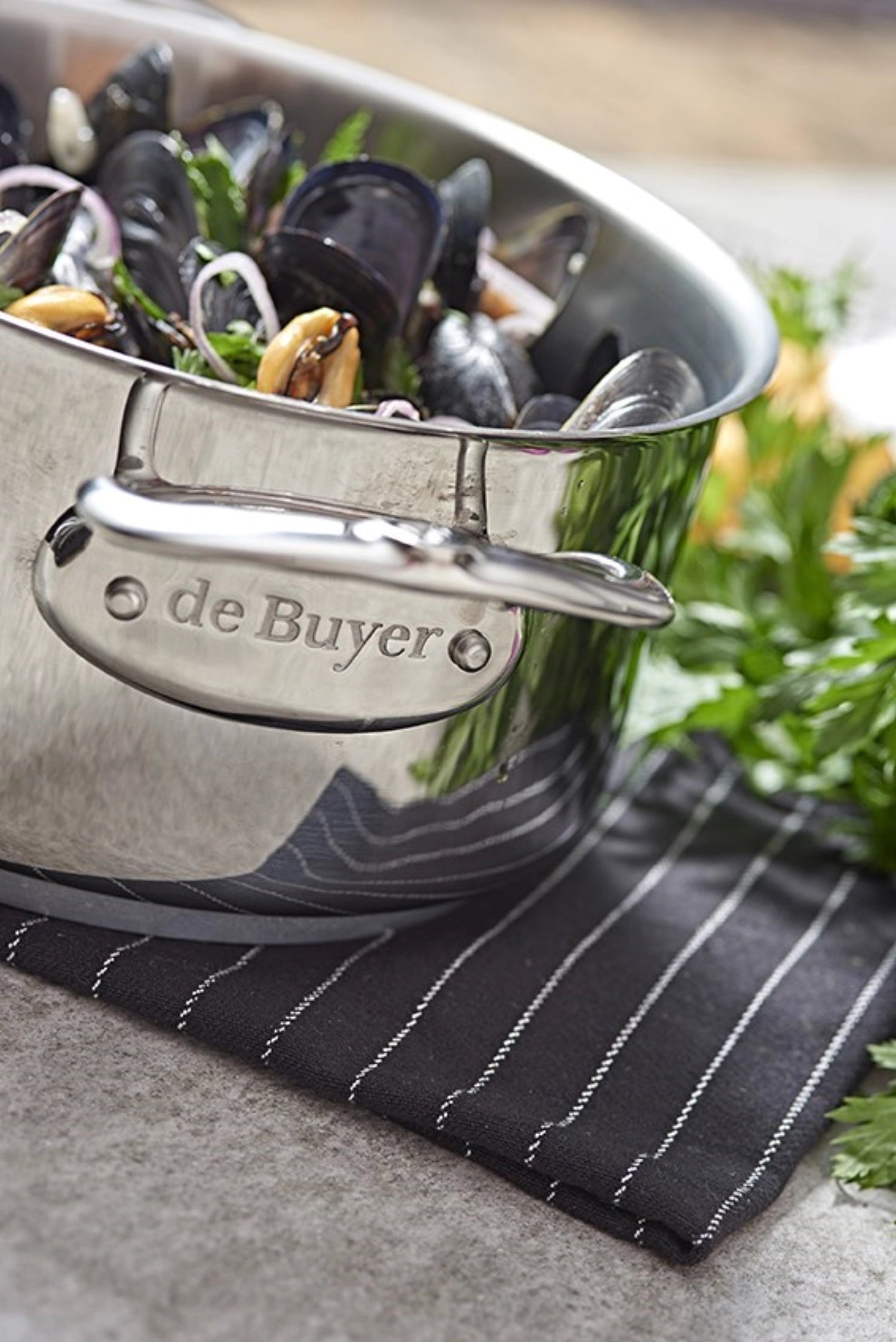 Entdecken Sie den MILADY Bratentopf Ø 24cm von de Buyer – langlebiger Edelstahl, gleichmäßige Hitzeverteilung, perfekt für Ihre Kochkünste.