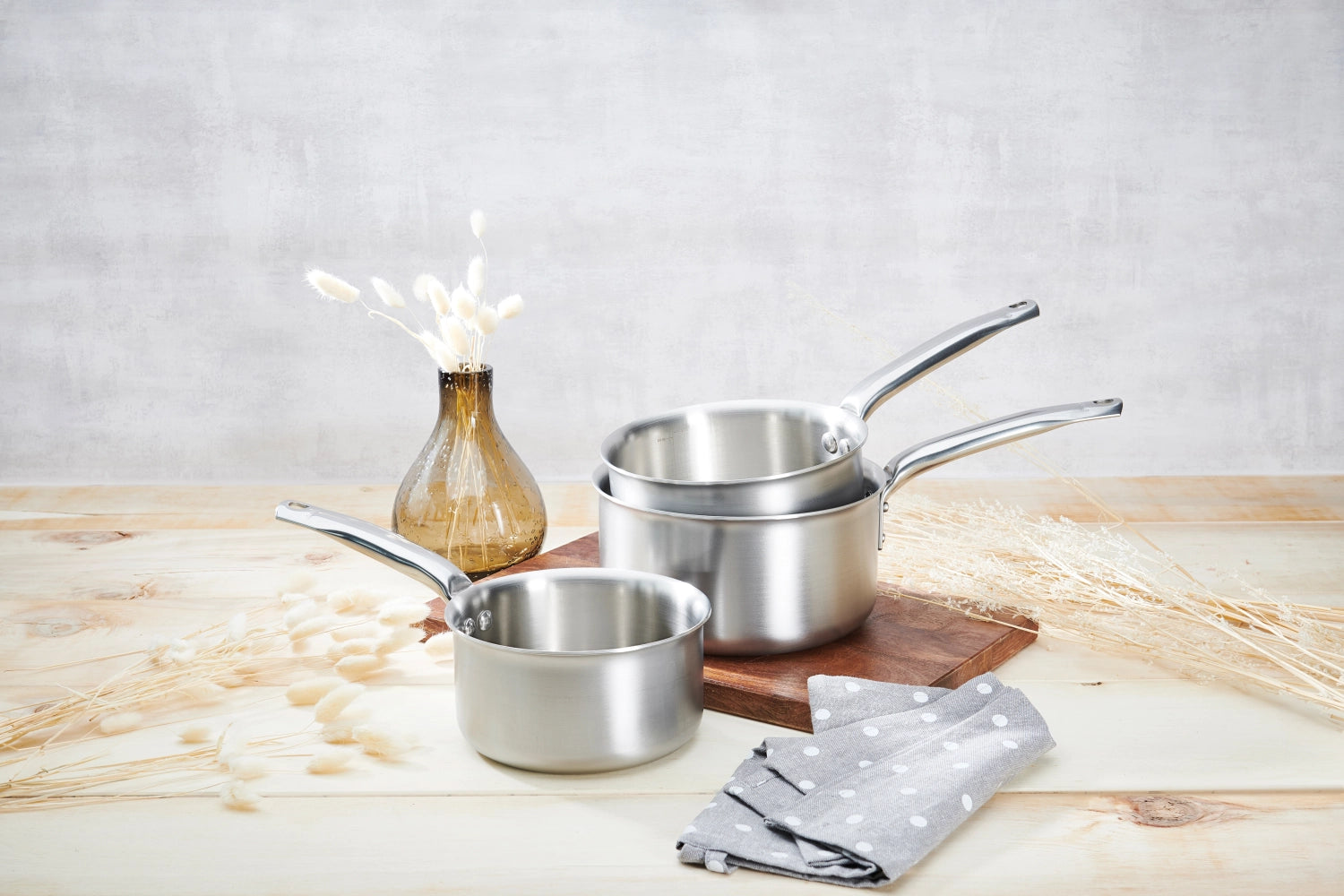 Erleben Sie das 3er Set Kochtöpfe Alchimy von de Buyer (16, 18, 20 cm) – ideal für gleichmäßiges Kochen, mit ergonomischen Griffen und eleganter Edelstahl-Oberfläche.