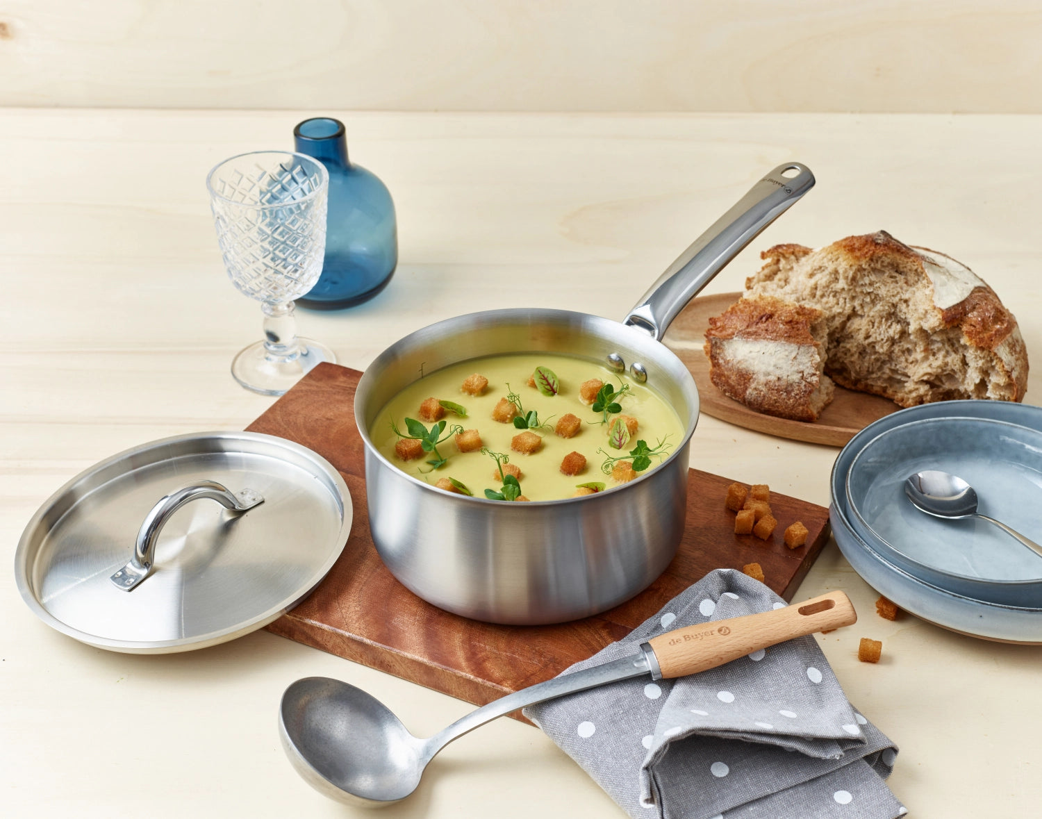 Erleben Sie die vielseitige Stielkasserolle Alchimy 18 cm von de Buyer. Ideal für kleine Portionen, mit langlebigem Edelstahl und komfortablem Griff.