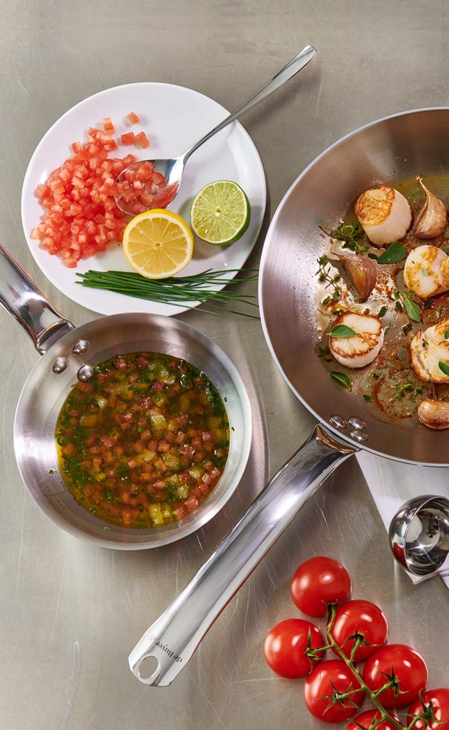 Erleben Sie die KONISCHE SAUTEUSE ALCHIMY 24 CM von de Buyer – ideal für fettfreies Kochen, langlebig und für alle Herdarten geeignet.