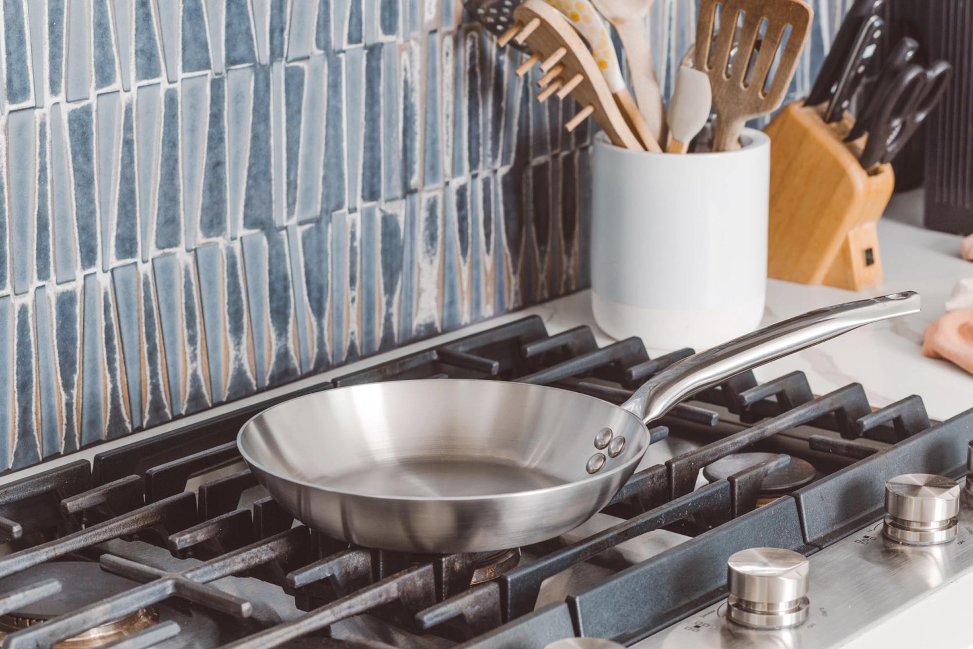 Entdecken Sie die Bratpfanne ALCHIMY 24 CM von de Buyer: Langlebiges Edelstahl, müheloses Braten dank Antihaftbeschichtung und ergonomisches Design für besten Komfort.