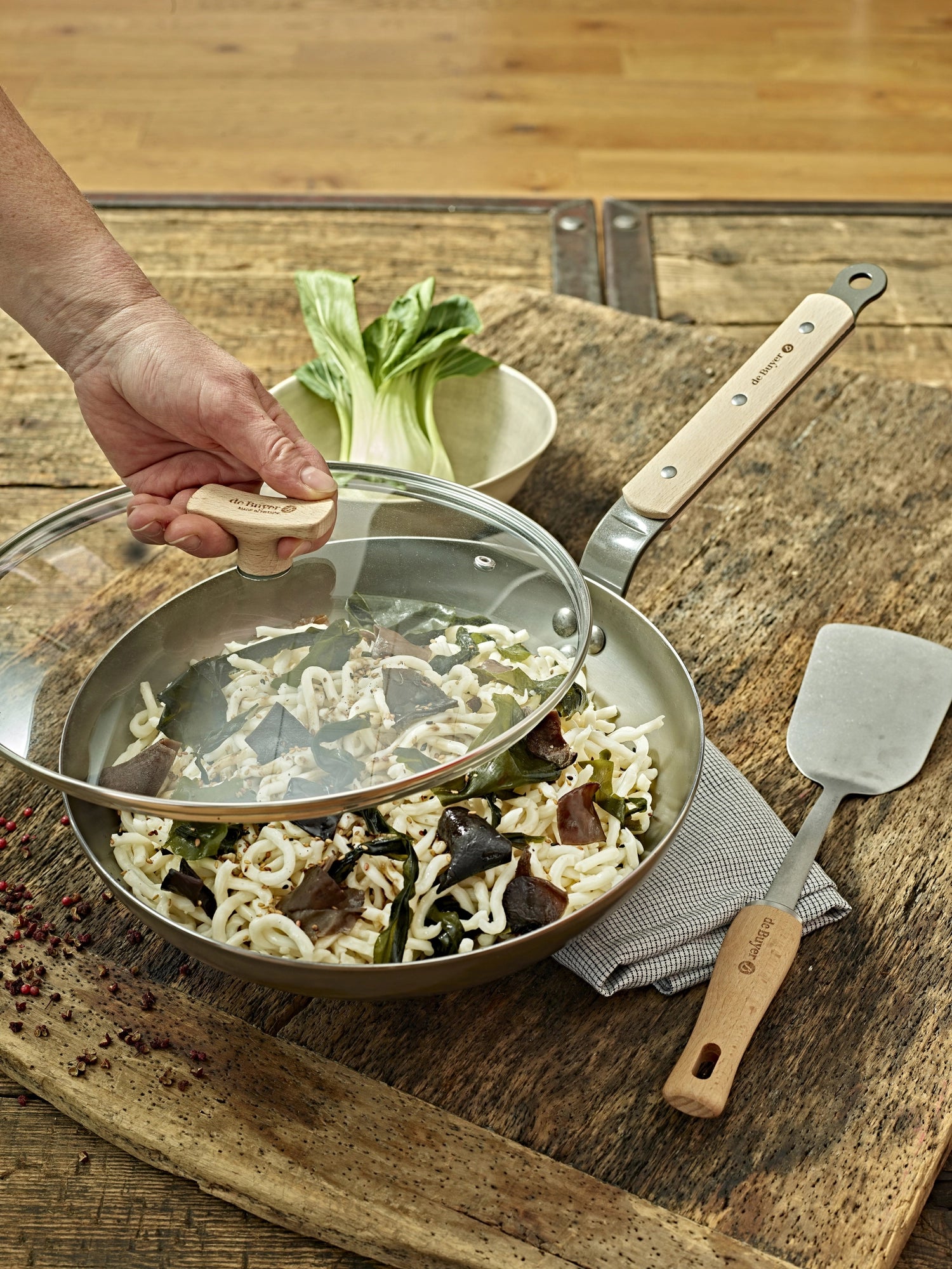 Entdecken Sie den stilvollen Glasdeckel Ø 24cm mit Holzknopf von de Buyer, ideal für die Modelle 8780 und 8788. Optimal für schonendes Garen.