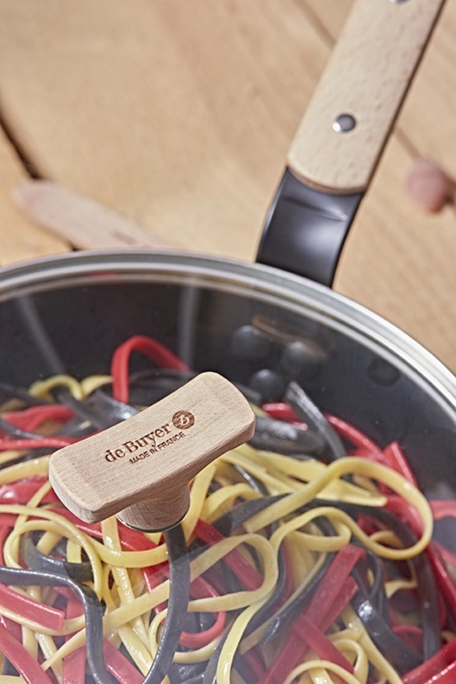 Hochwertiger Glasdeckel Ø 28cm mit stilvollem Holzknopf von de Buyer. Ideal für 8780 und 8788, hitzebeständig und leicht zu reinigen.