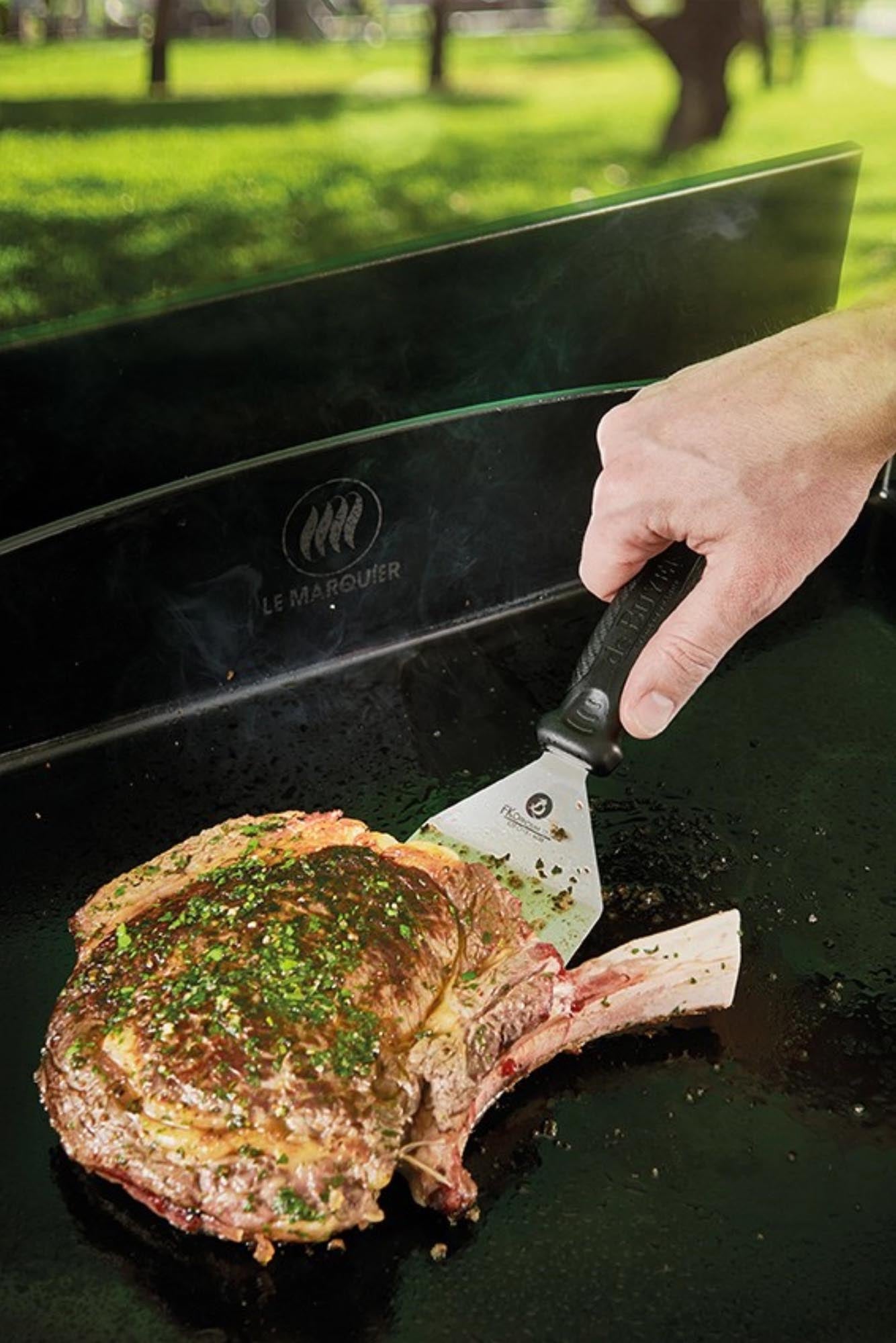 Entdecken Sie den abgewinkelten 30cm Pfannenwender von de Buyer – der ideale Küchenhelfer für müheloses Wenden und Servieren von Speisen.