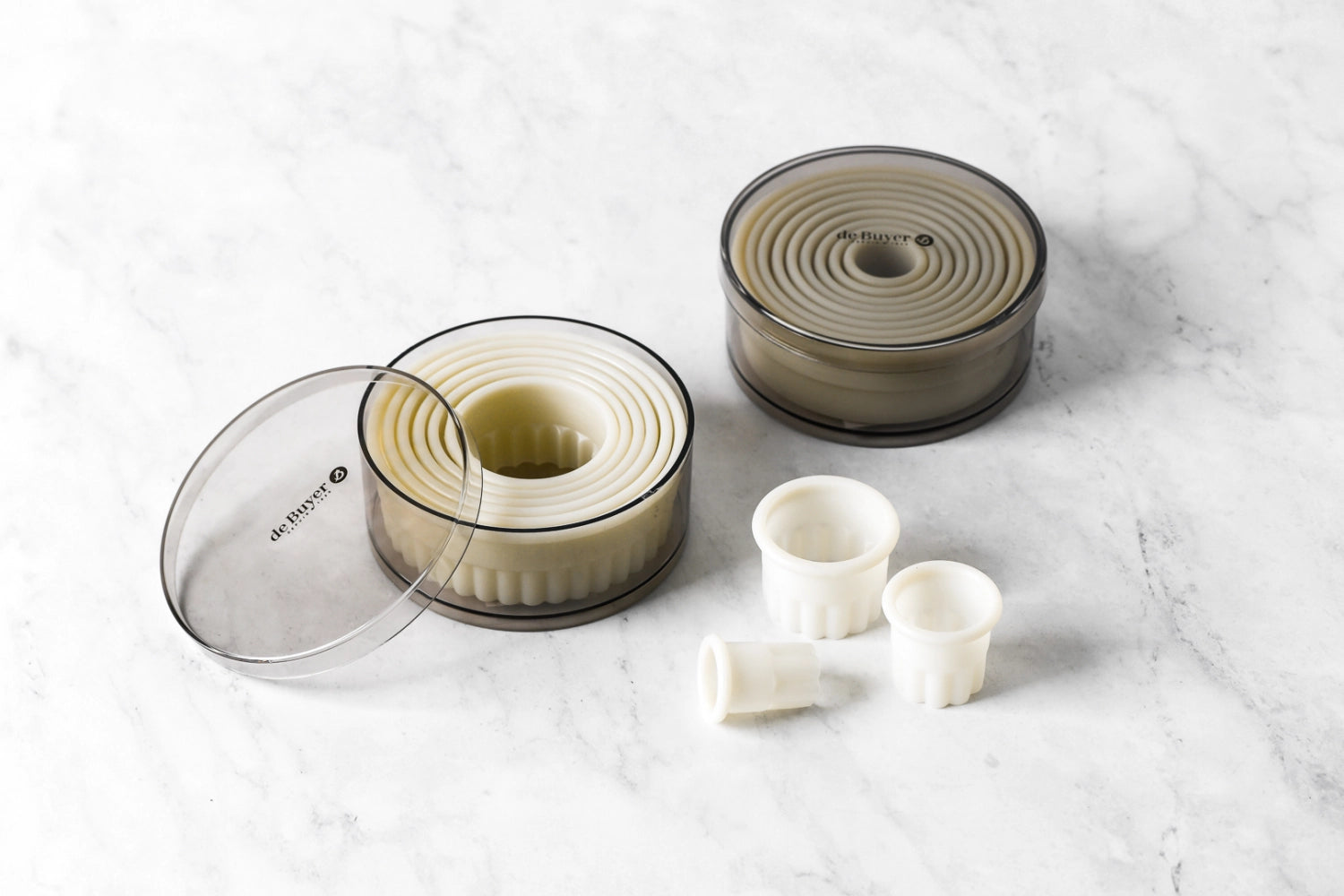 Der Ausstechersatz Rund glatt von de Buyer bietet 9 Größen für kreative Backprojekte. Hochwertig, leicht und spülmaschinenfest – perfekt für Plätzchen und mehr!