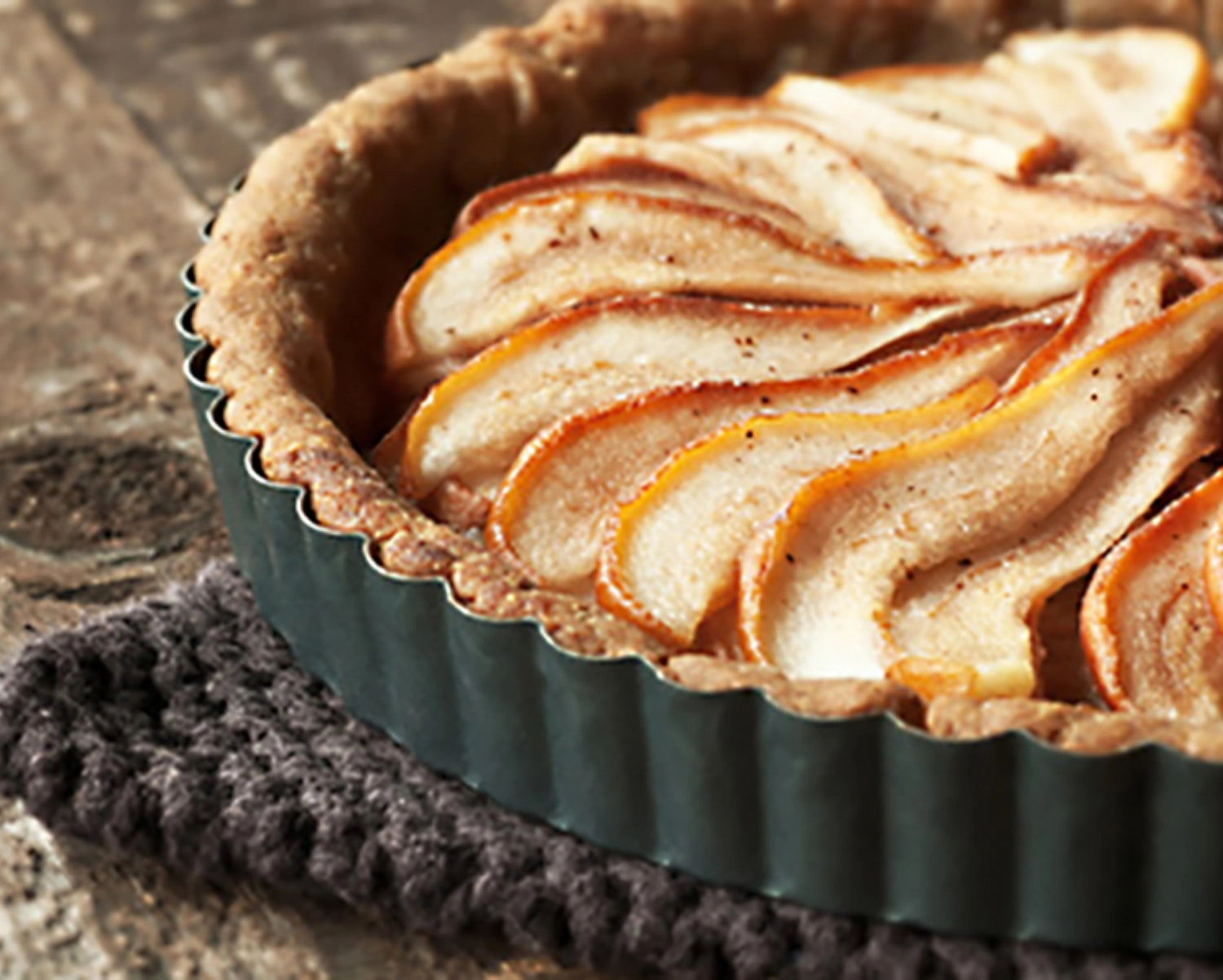 Die Tortenform Ø 20cm von de Buyer bietet dank geriffeltem Rand und herausnehmbarem Boden perfekte Backergebnisse für Torten und Quiches.