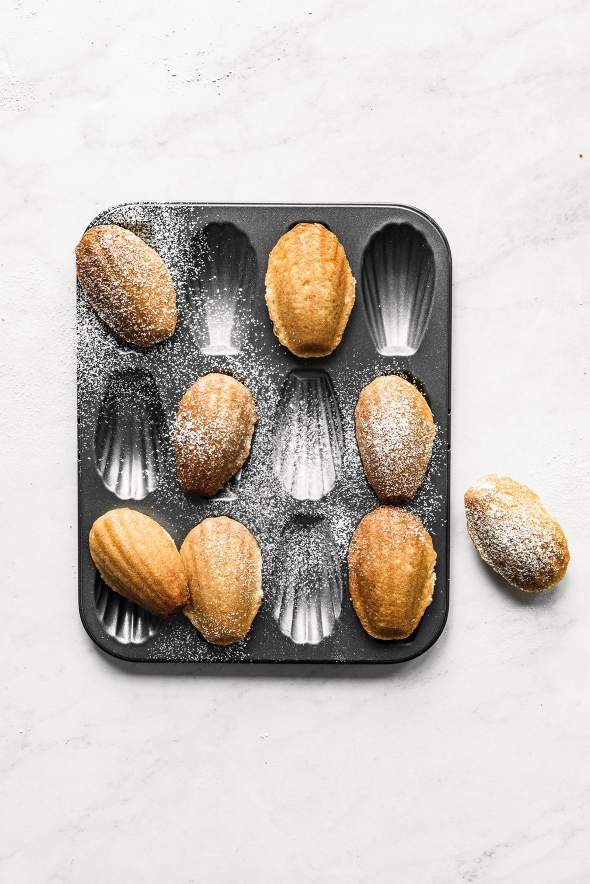 Backblech für 12 Madeleines 26x20cm in Silber präsentiert im Onlineshop von KAQTU Design AG. Backform / Backblech ist von de Buyer