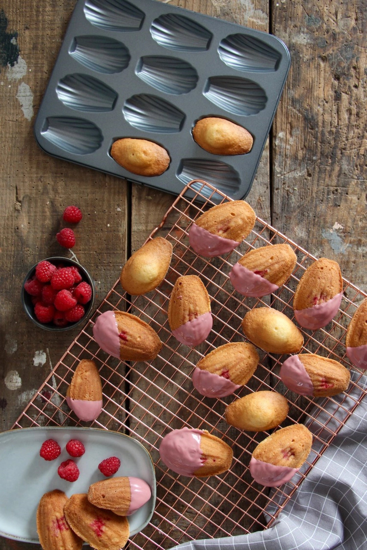 Hochwertiges Madeleines-Backblech von de Buyer, ideal für 12 perfekt geformte Leckereien (26x20 cm). Optimale Wärmeverteilung für beste Backergebnisse.