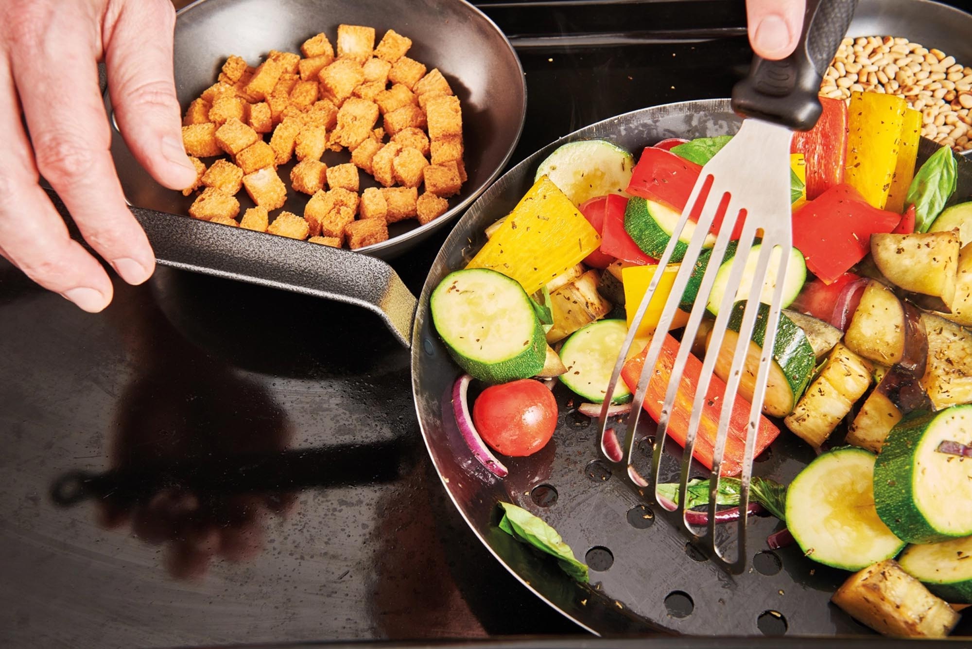 Entdecken Sie die vielseitige Marronipfanne Ø 28cm von de Buyer – perfekt für Grillabende und Camping. Gusseisen für optimale Bratergebnisse!