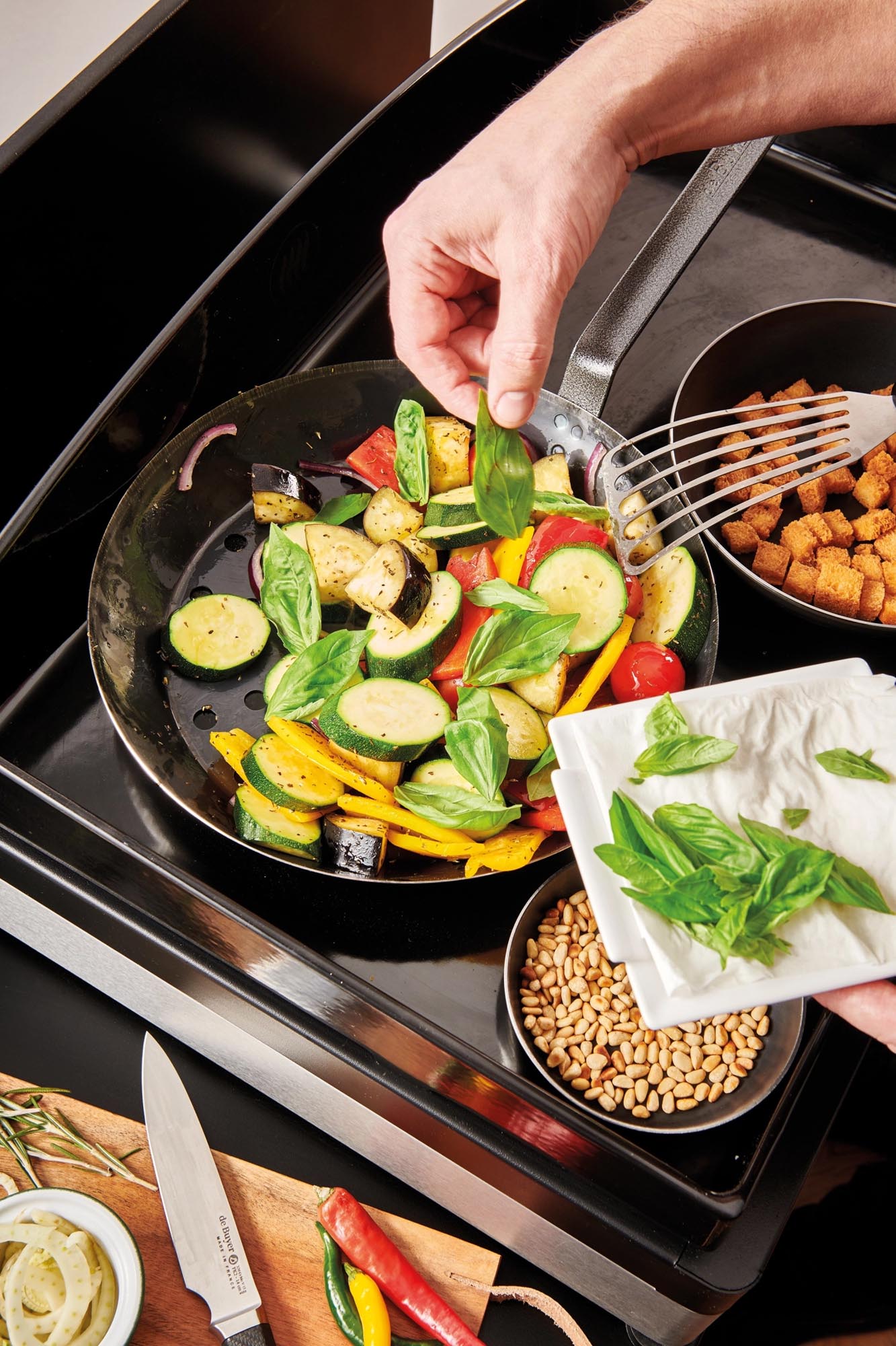 Robuste Gusseisen-Pfanne Ø 28cm von de Buyer für perfekte Grill- und Campinggerichte. Ideal für Outdoor-Küche und rustikalen Charme.