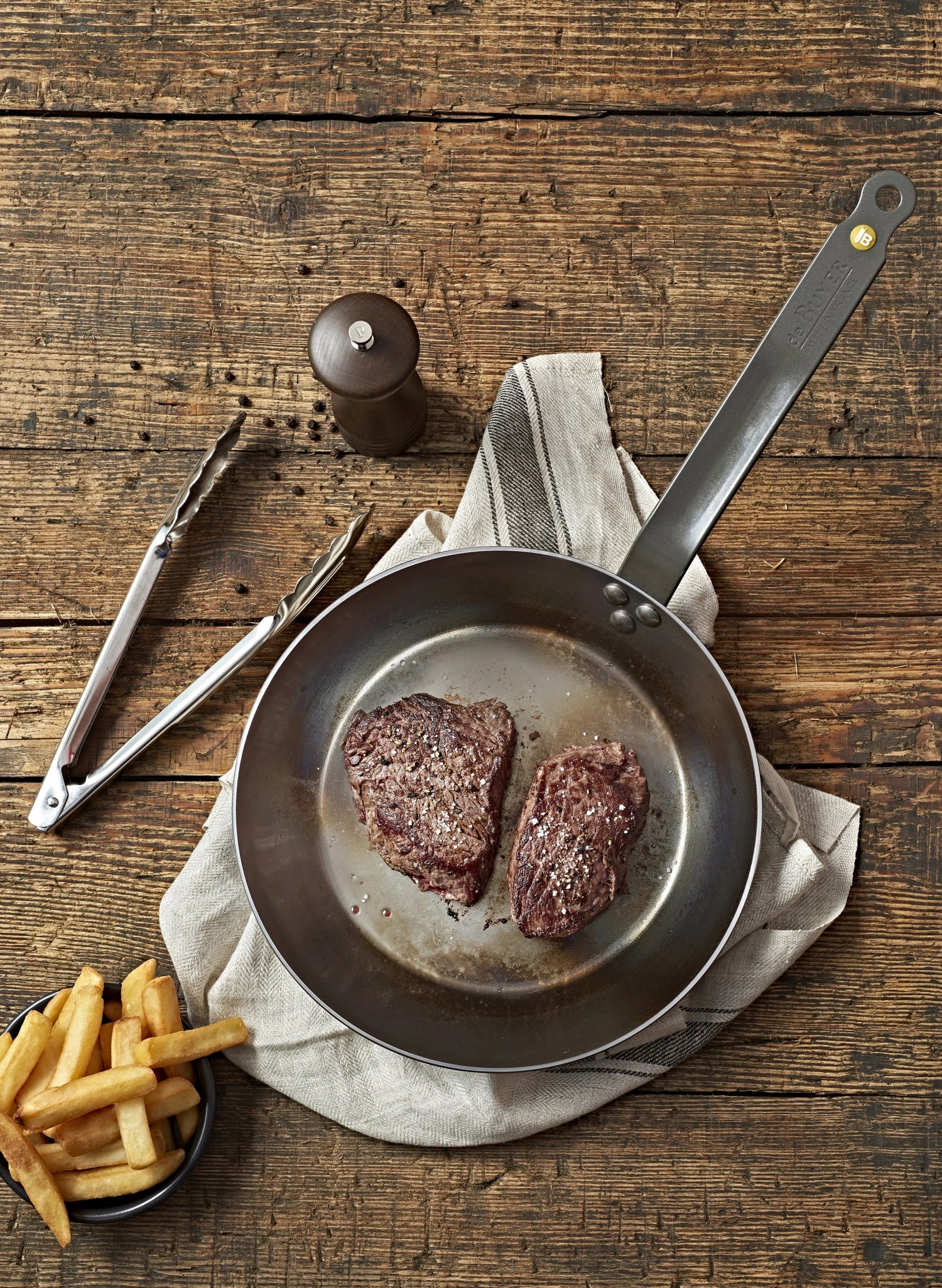 Hochwertiges 3er Set STEAKLOVER von de Buyer: Bratpfanne Ø26 cm, Spatel und Moulin für perfekte Steakgerichte und Grillfreuden.