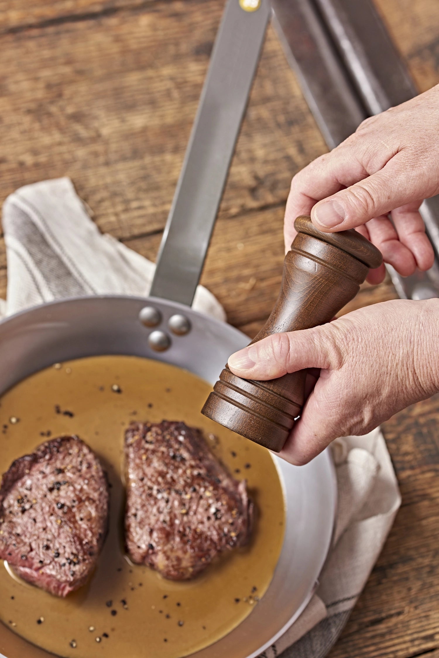 Entdecken Sie das 3er Set STEAKLOVER von de Buyer: Bratpfanne Ø26 cm, praktischer Spatel und Moulin für köstliche Steakzubereitung und Grillgenuss.