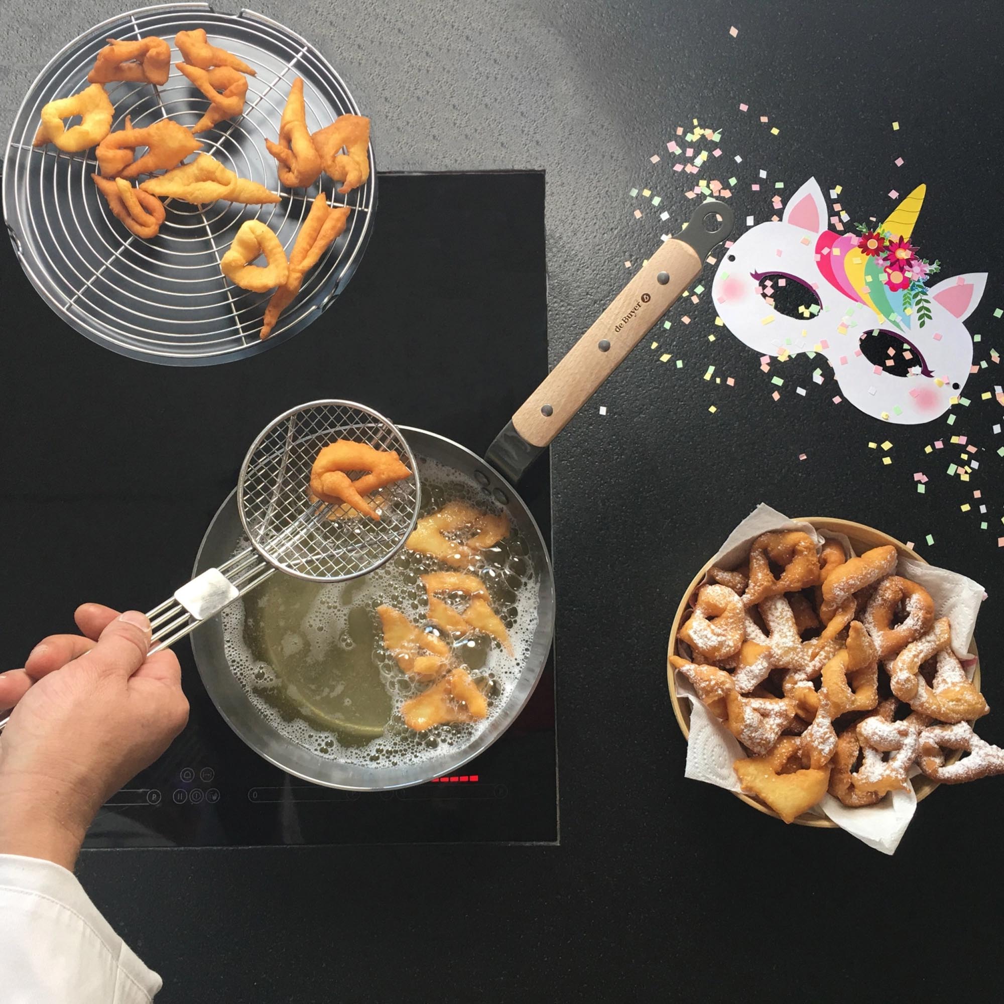 Robuster 24 cm Bauerntopf aus Mineral B Element Stahl, ideal für gesundes Braten und gleichmässige Hitzeverteilung.