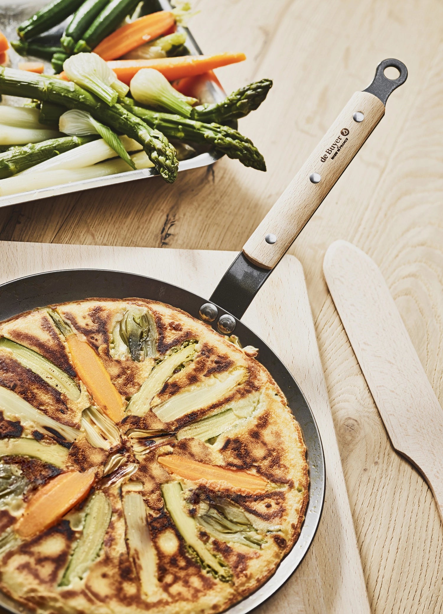 Elegante 24 cm Crêpepfanne aus Mineral B Bois, perfekt für köstliche Crêpes, mit robustem Holzgriff für optimale Handhabung.