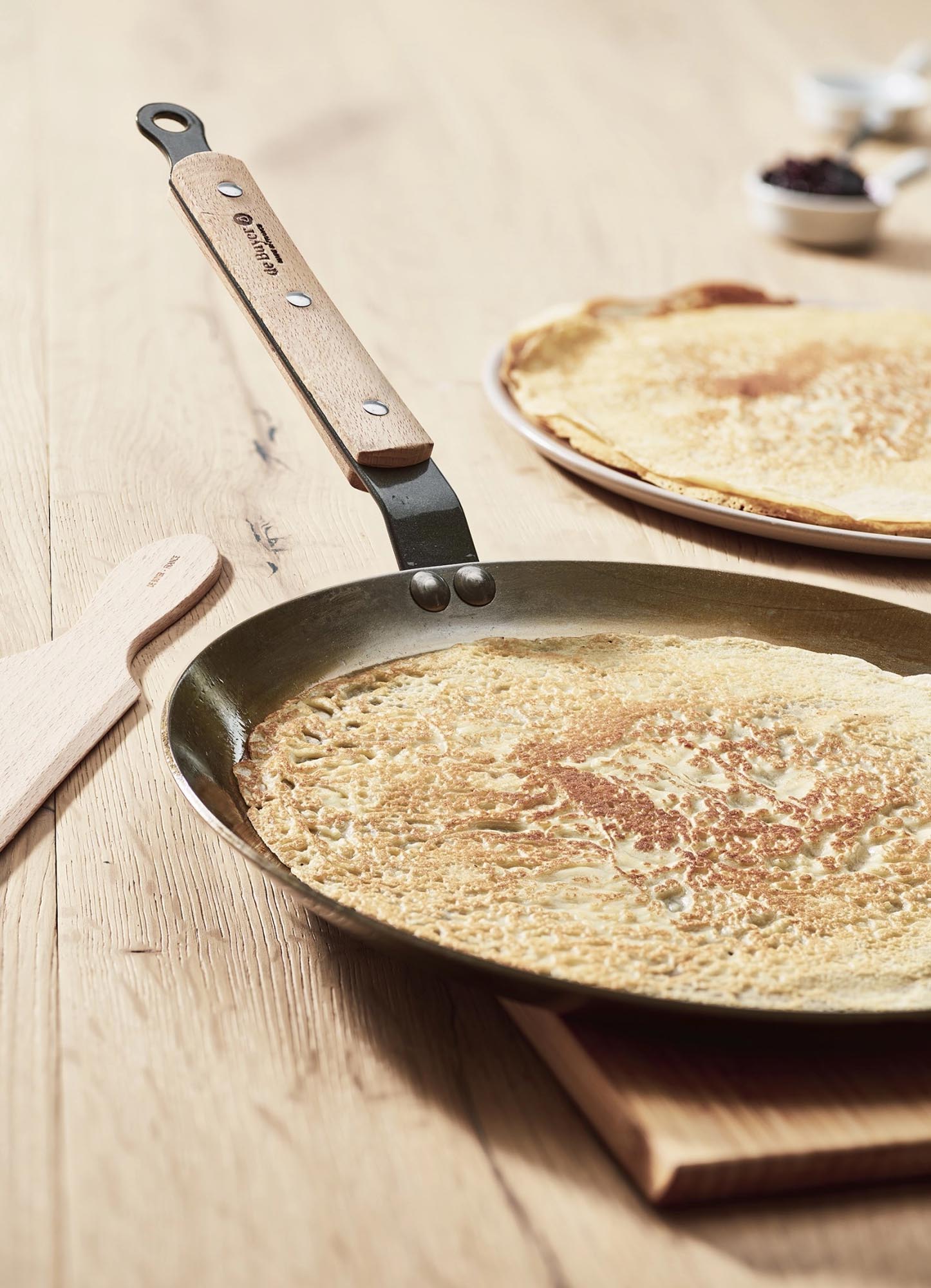 Crepe-Pfanne Mineral B Bois Ø 26 cm von de Buyer: Hochwertige Eisenpfanne mit Holzgriff, ideal für perfekte Crepes und Pfannkuchen.