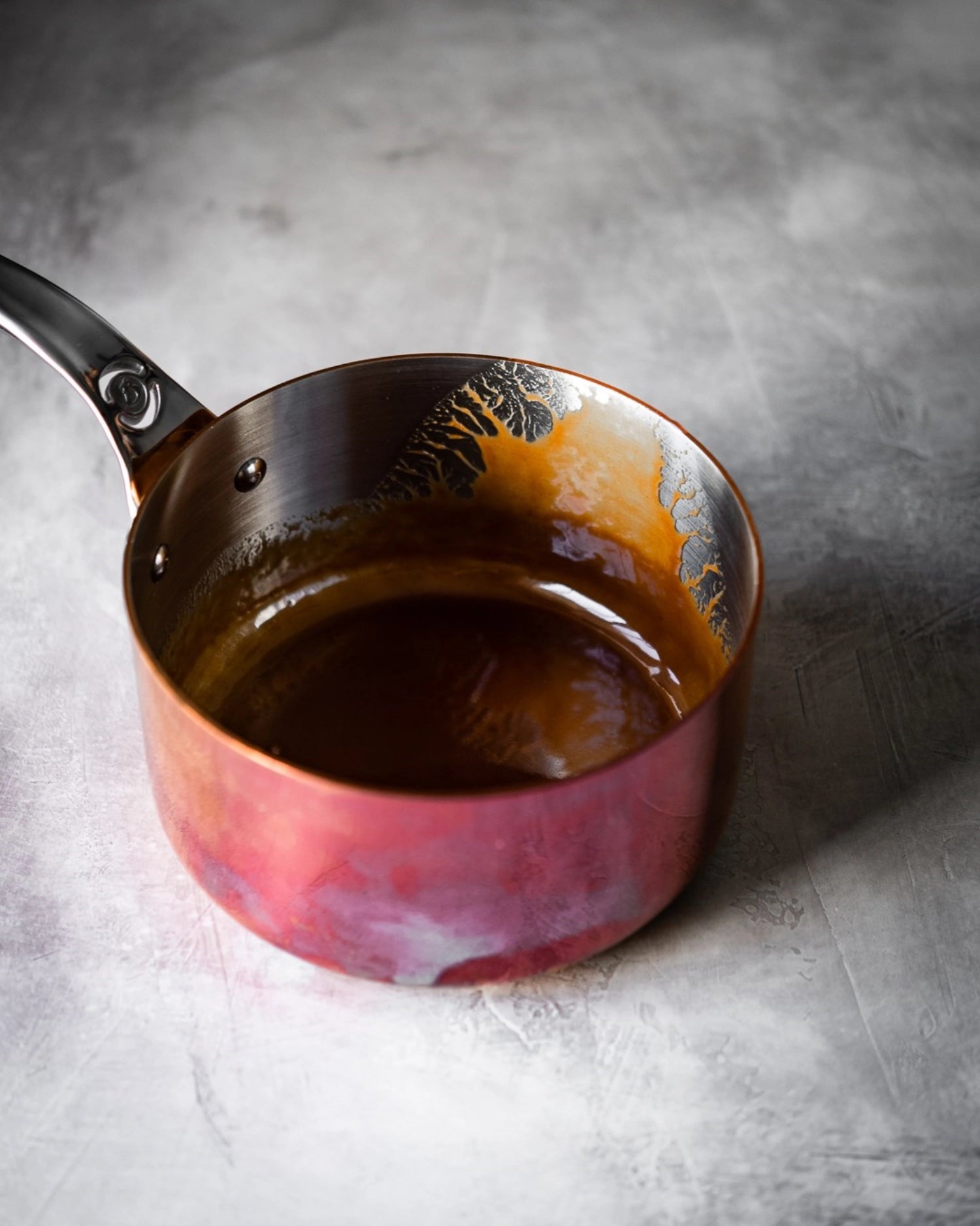 Die PRIMA MATERA Stielkasserolle Ø18cm aus KupferEdelstahl bietet exzellente Wärmeleitung und ist ideal für Saucen und Suppen. Robust und elegant!