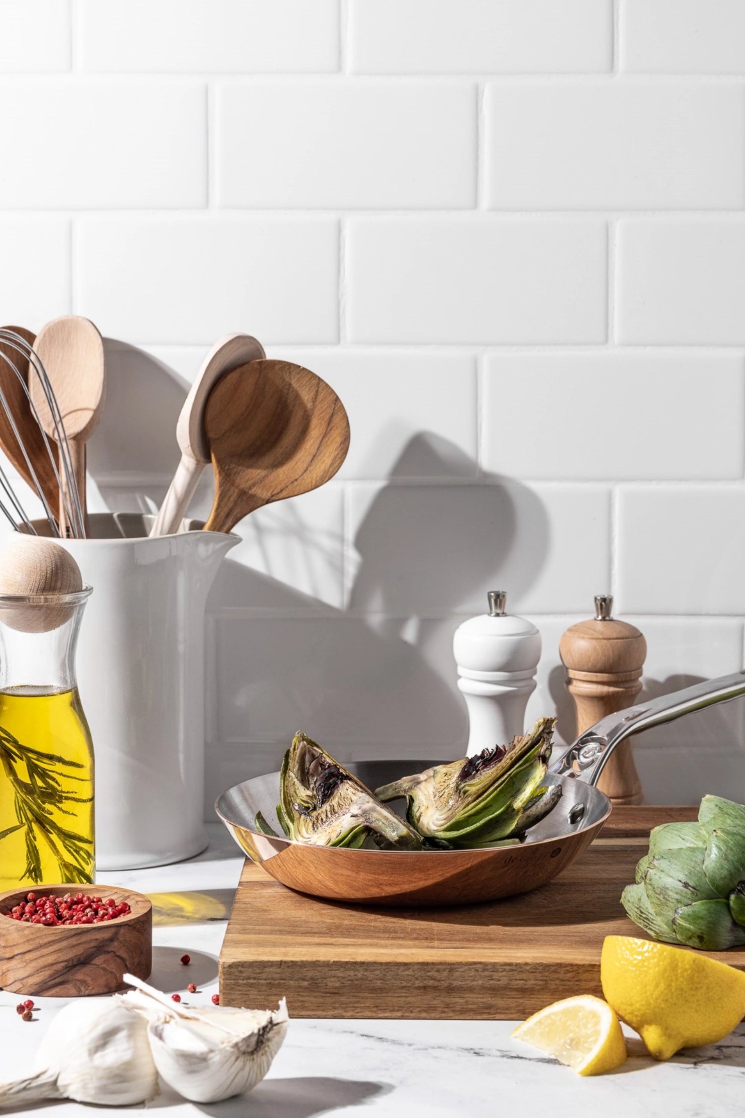 Erleben Sie die PRIMA MATERA Bratpfanne von de Buyer: Ø24cm, aus hochwertigem Kupfer und Edelstahl, ideal für Induktionsherde und perfektes Braten.