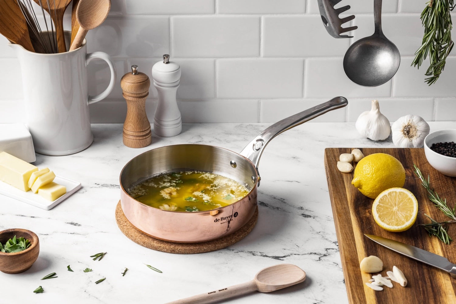 Die PRIMA MATERA Sauteuse vereint stilvolles Design mit optimaler Wärmeleitung aus Kupfer und Edelstahl, ideal für alle Kocharten.