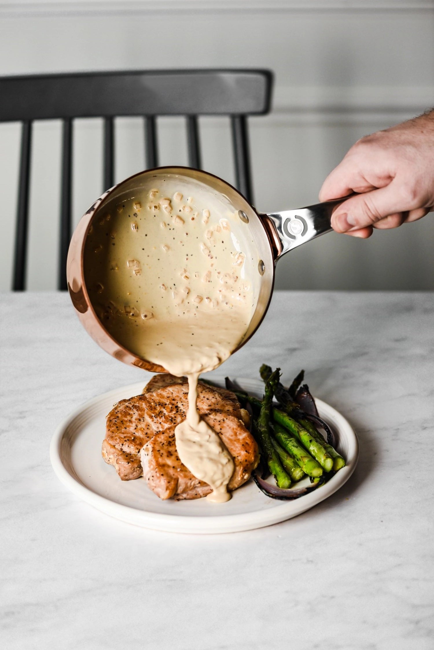 Entdecken Sie die PRIMA MATERA Sauteuse von de Buyer: 24 cm, aus edlem Kupfer und Edelstahl, ideal für Induktion, für perfekte Kochresultate.