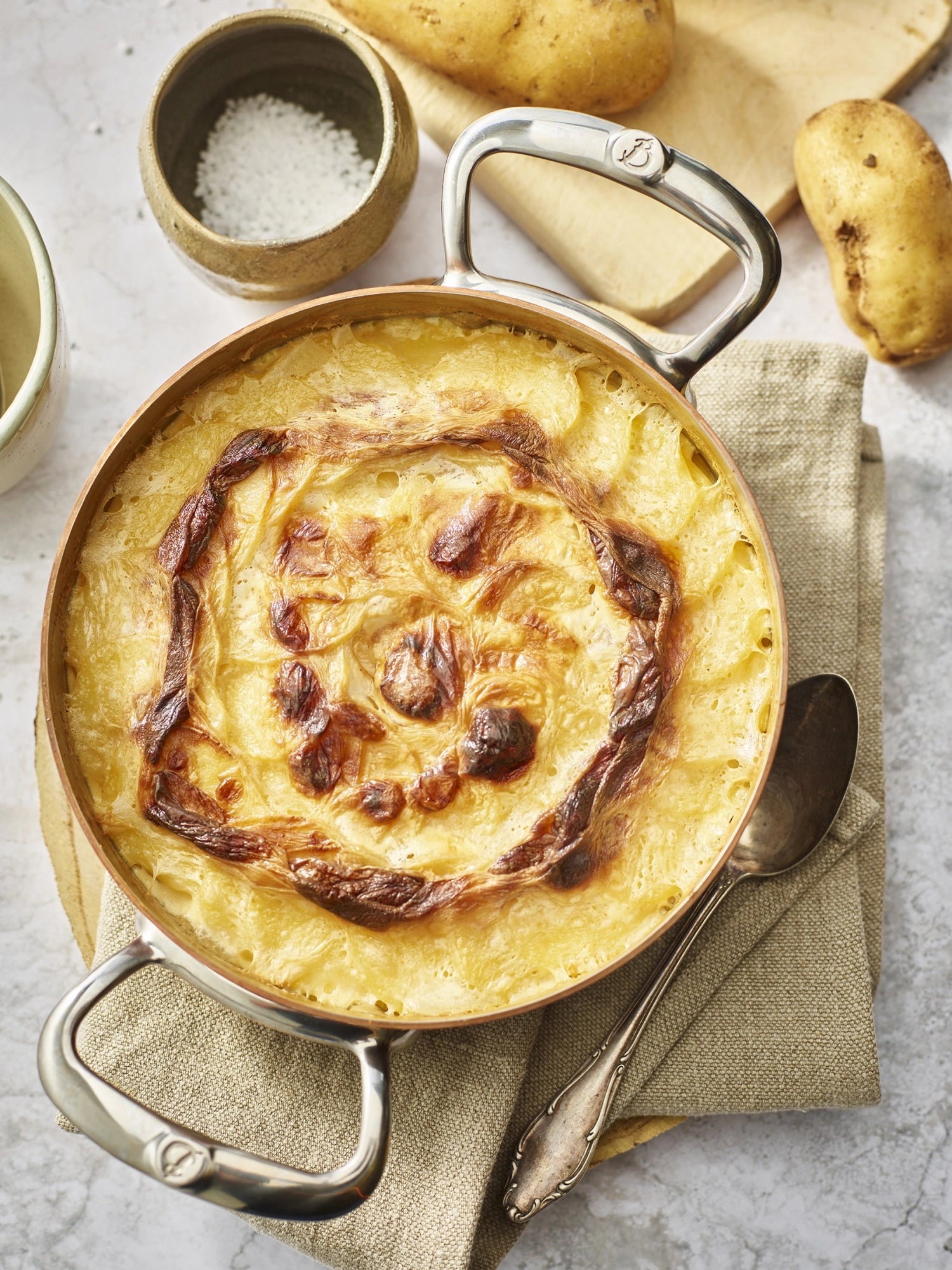 Entdecken Sie den PRIMA MATERA Bratentopf 20cm von de Buyer. Ideal für Induktionsherde, vereint er edles Kupfer mit robustem Edelstahl.
