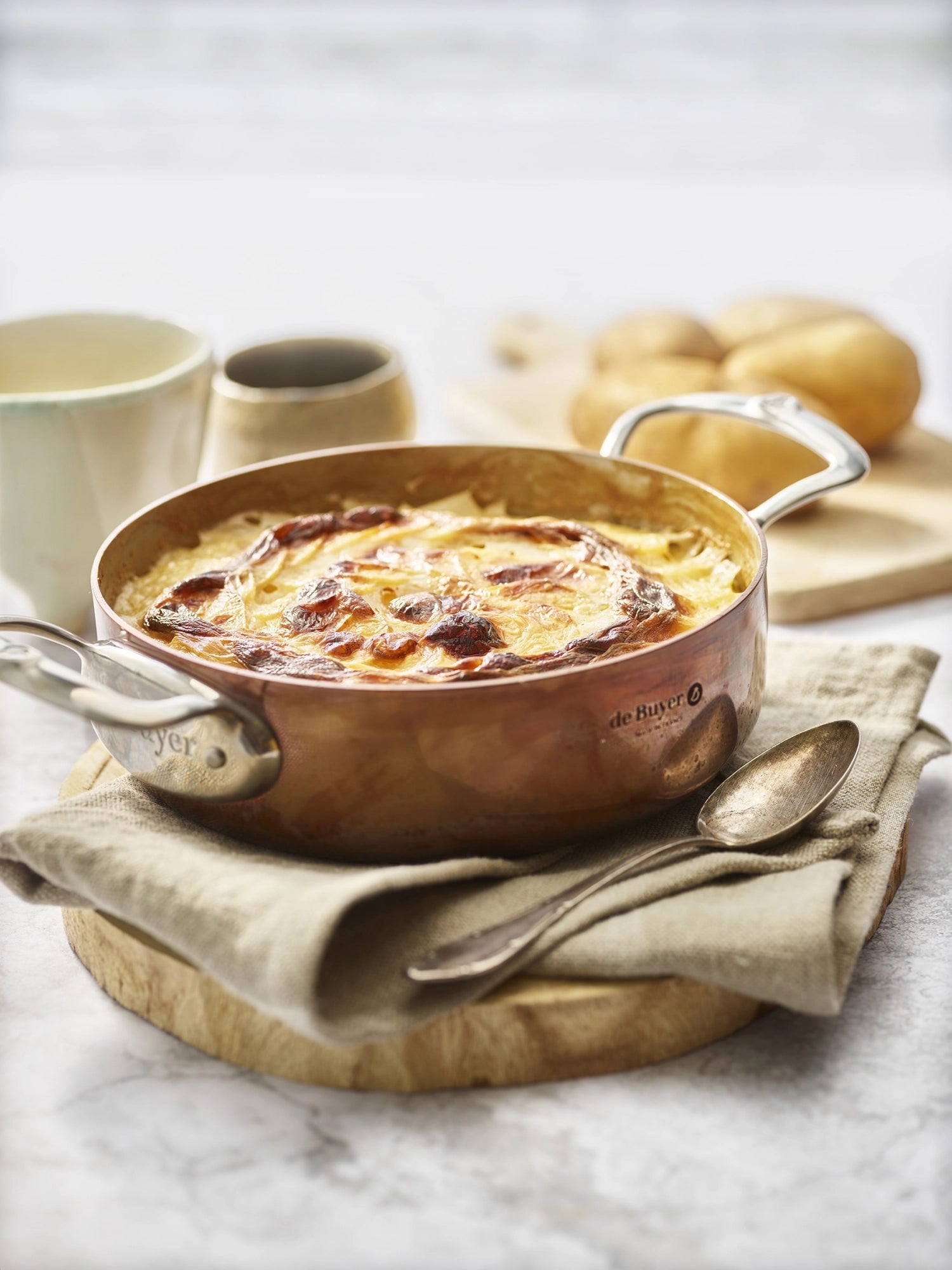 Erleben Sie den PRIMA MATERA Bratentopf (24cm) von de Buyer: Hochwertiges Kupfer und Edelstahl für optimale Garergebnisse und vielseitige Nutzung.