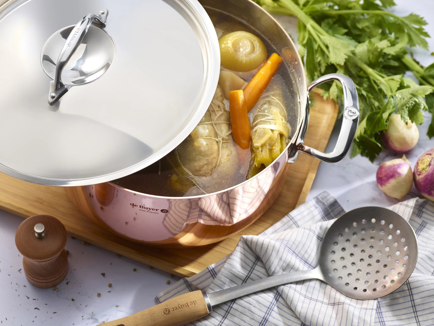 Erleben Sie den PRIMA MATERA Gemüsetopf von de Buyer: 24 cm, aus hochwertigem Kupfer und Edelstahl, ideal für Induktionsherde und köstliche Gerichte.