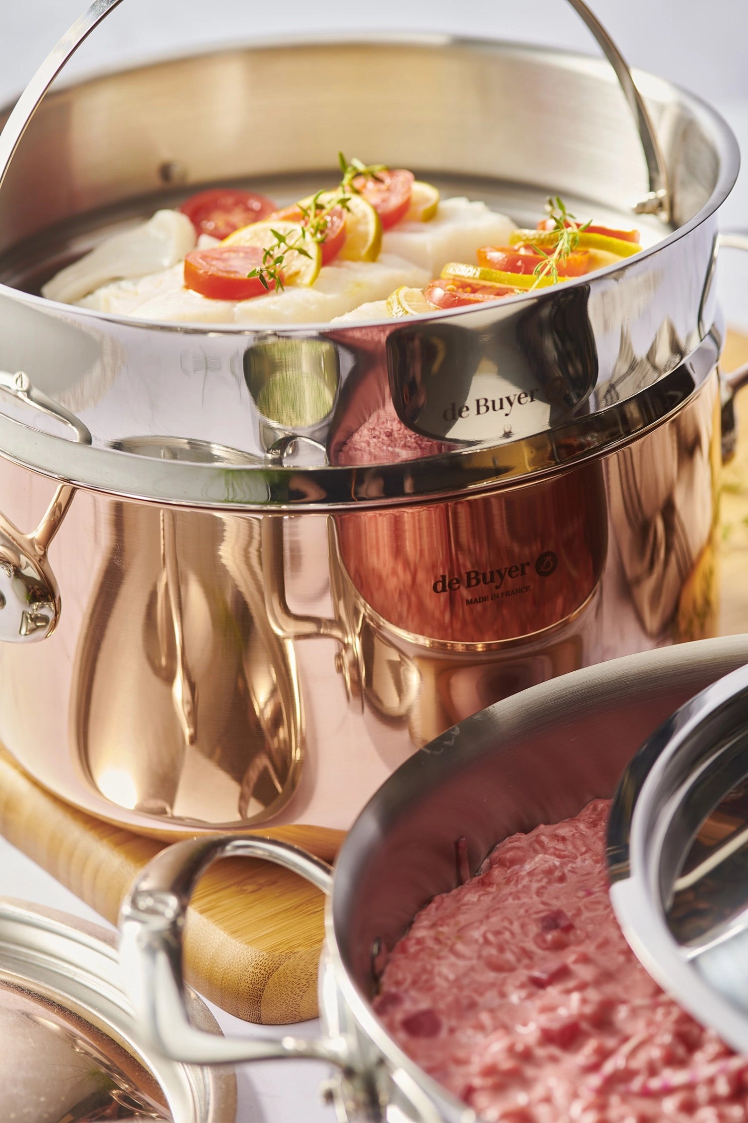 Entdecken Sie den PRIMA MATERA Gemüsetopf von de Buyer: 28 cm, aus edlem Kupfer und Edelstahl, ideal für Induktionskochfelder und schmackhafte Gerichte.