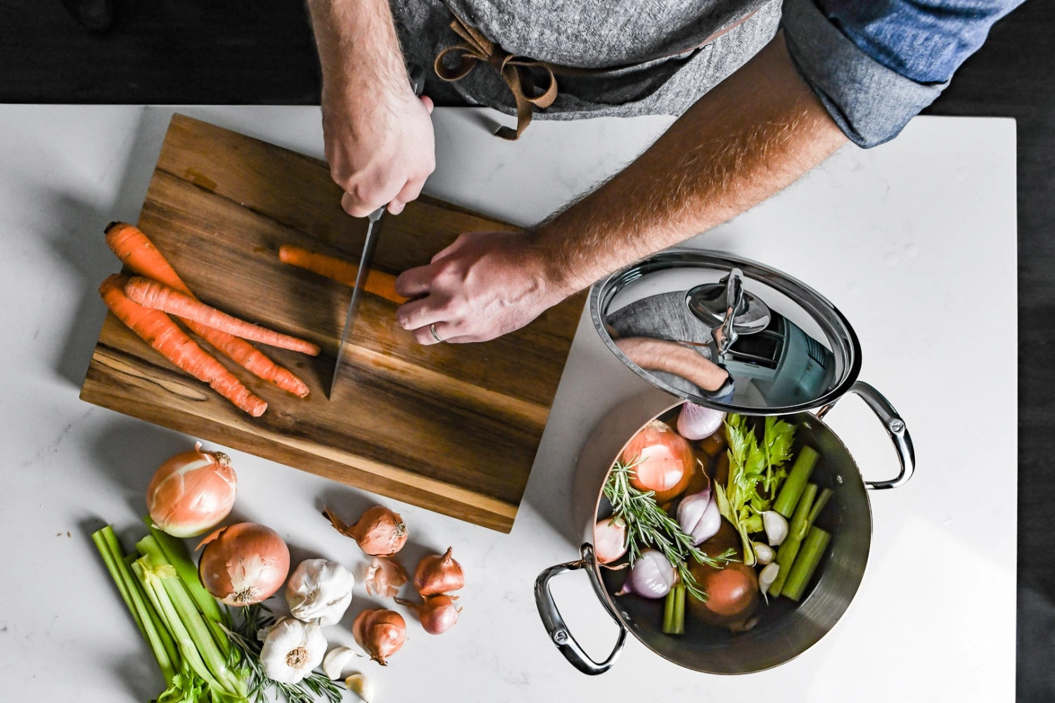 Entdecken Sie den PRIMA MATERA Kochtopf hoch von de Buyer. 24 cm Durchmesser, aus Kupfer und Edelstahl für perfekte Kochergebnisse und einfache Reinigung.