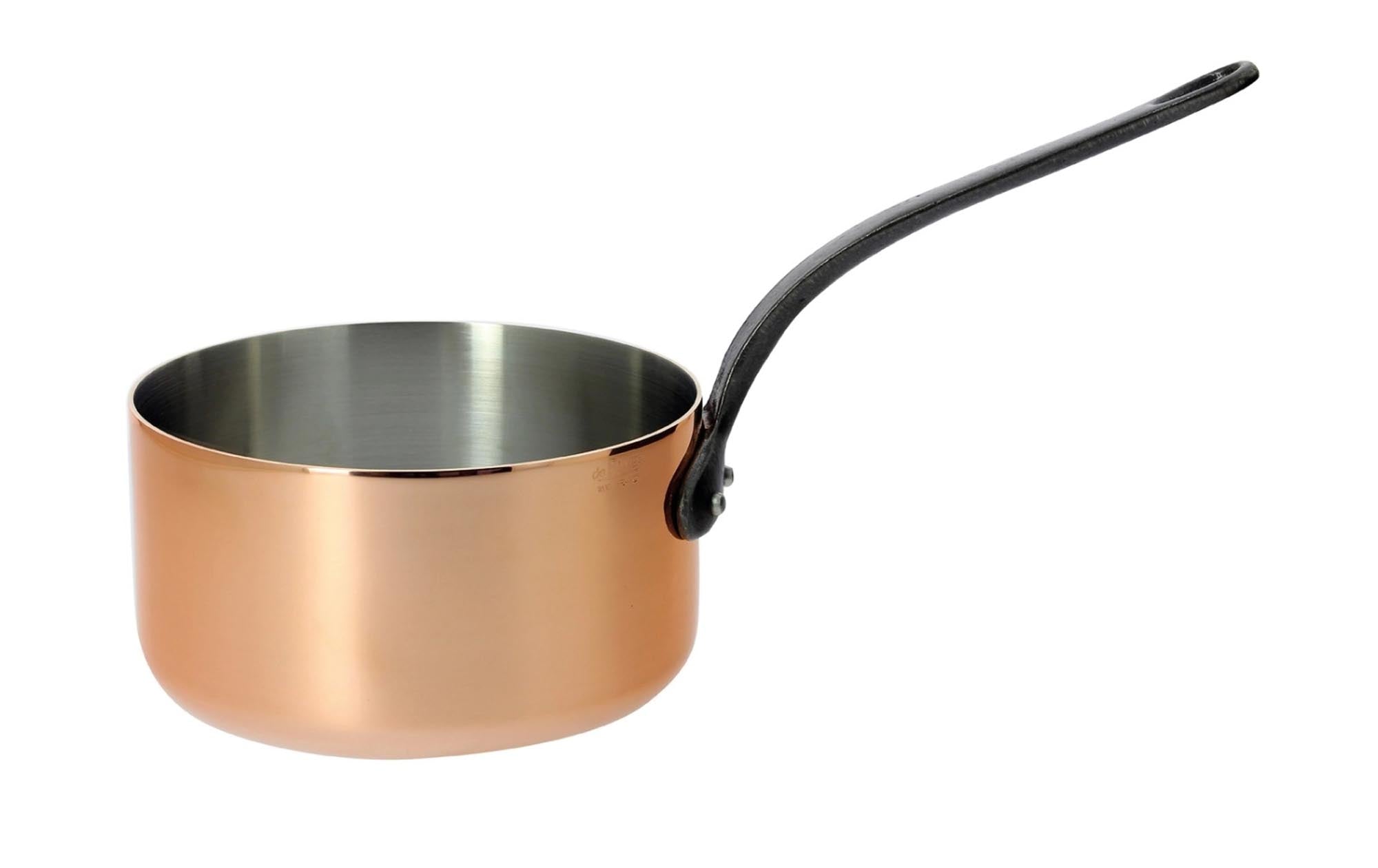 Elegante INOCUIVRE Kasserolle Ø20cm von de Buyer: Kupfer-Edelstahl für perfekte Wärmeleitung, Gusseisengriff für Stabilität.