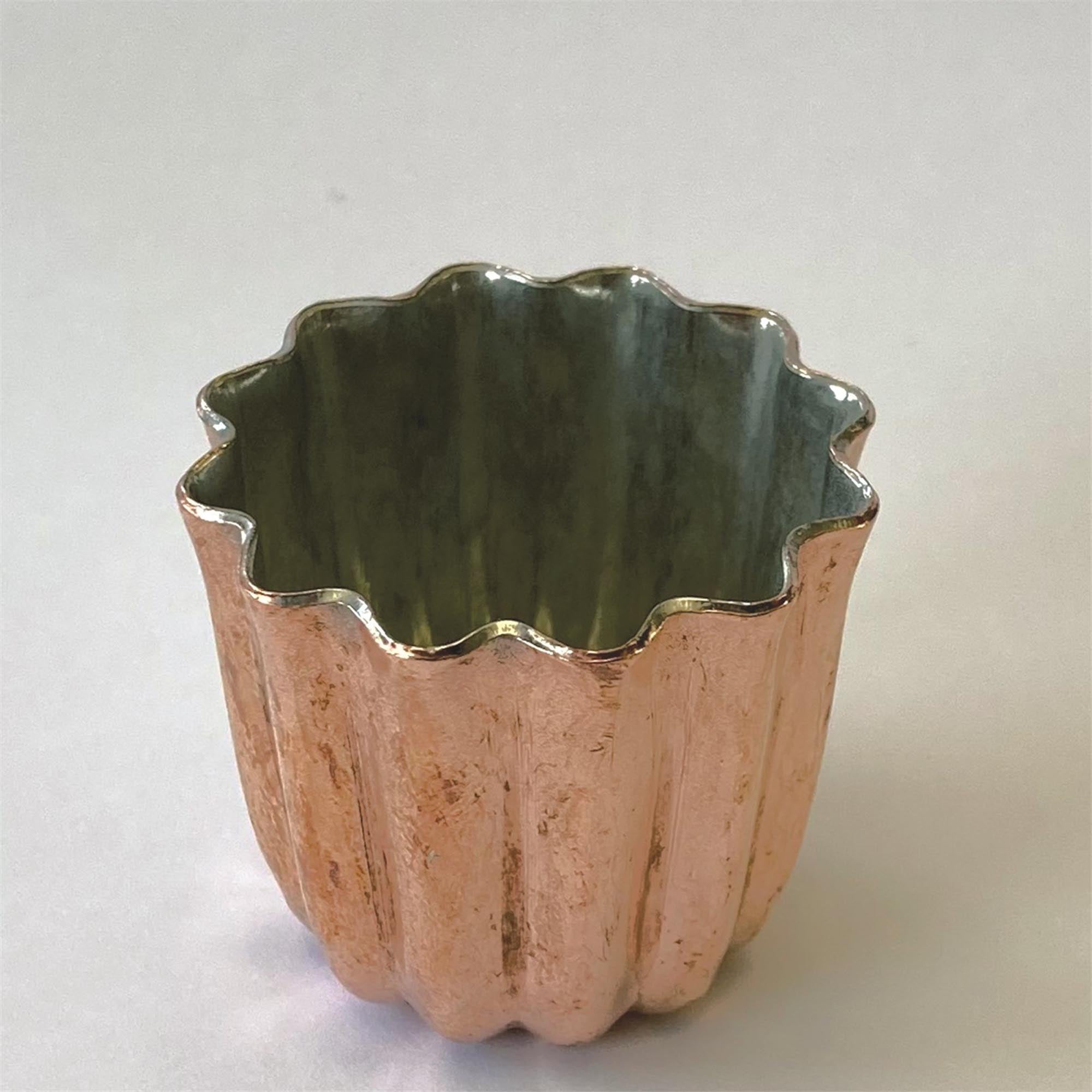 Hochwertige Kupfer-Cannelés-Form von de Buyer: Perfekte Wärmeleitung für saftige Küchlein mit Karamellkruste. Langlebig und antihaftend.