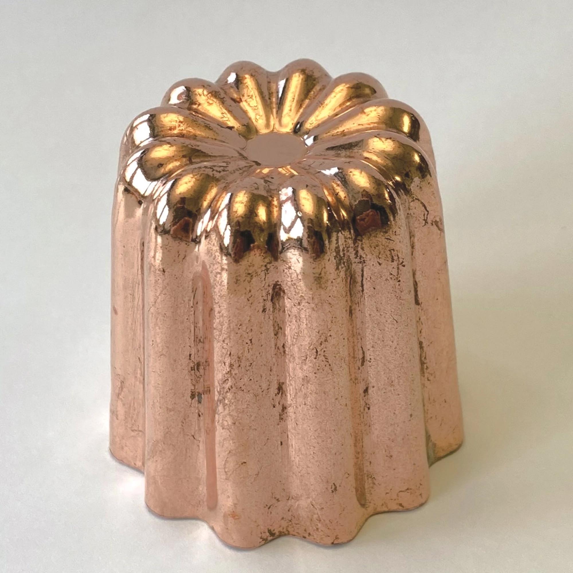 Entdecken Sie die hochwertige Kuchenform Cannelés von de Buyer aus Kupfer. Perfekt für knusprige, saftige Cannelés. Ideal für Hobby-Bäcker!