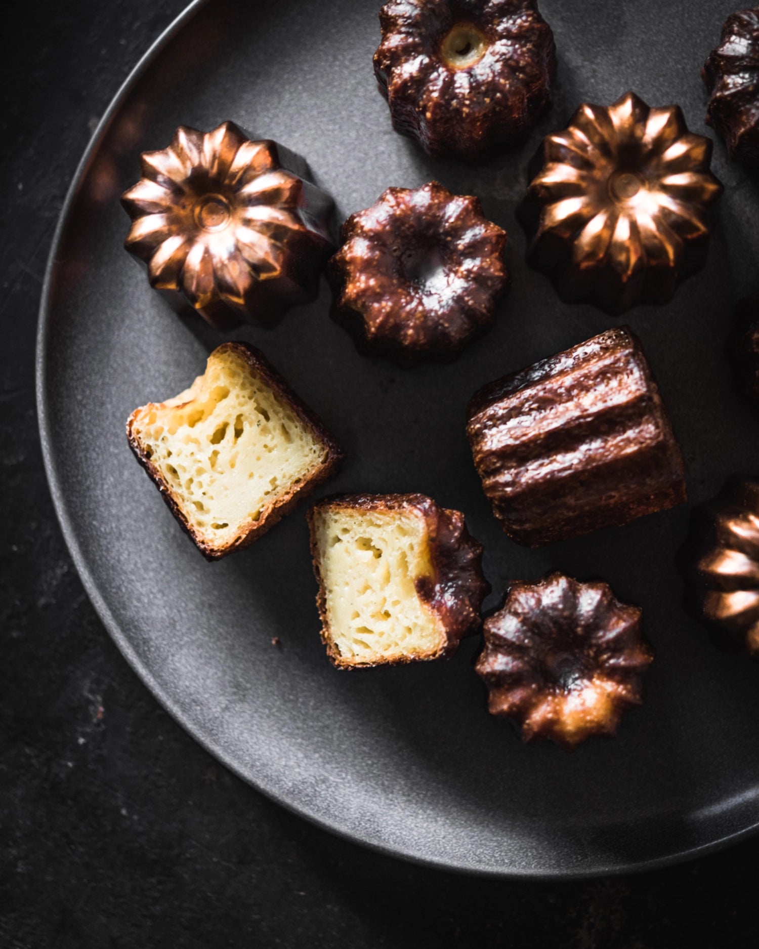 Elegante Cannelés-Backform aus Kupfer mit einem Durchmesser von 5,5 cm und einer Höhe von 5,5 cm, perfekt für feine französische Backkunst.