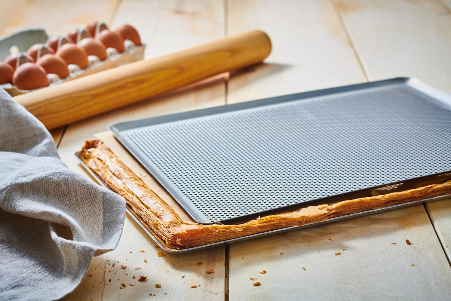 Erleben Sie das Alu Backblech GN 11 H: 1cm von de Buyer. Robust, leicht und perforiert für gleichmäßige Hitze und knusprige Ergebnisse. Ideal für alle Backwaren!