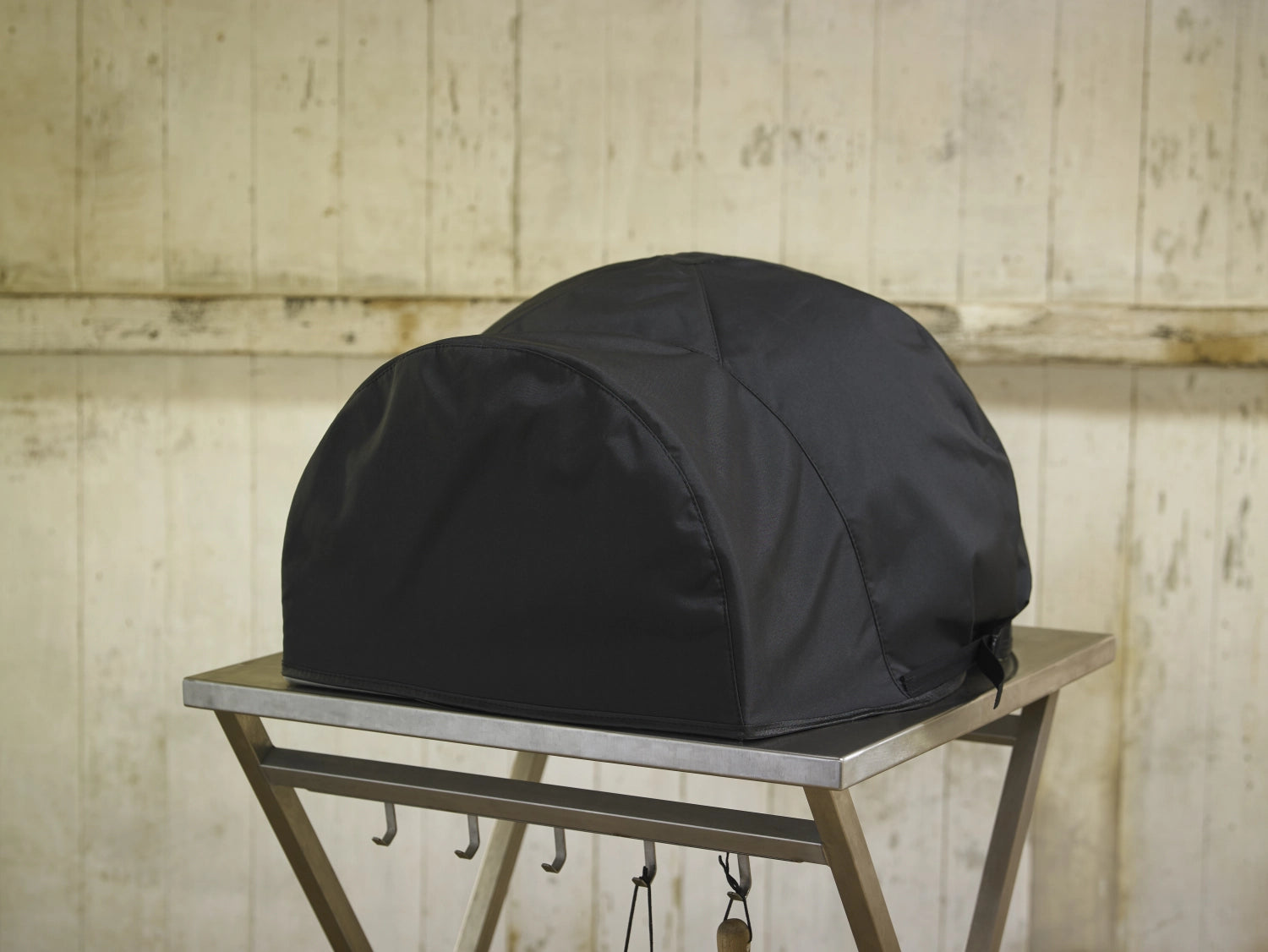 Schützen Sie Ihren Delivita Ofen mit dieser stilvollen Abdeckhaube aus robustem, atmungsaktivem Material. Ideal gegen Witterungseinflüsse.