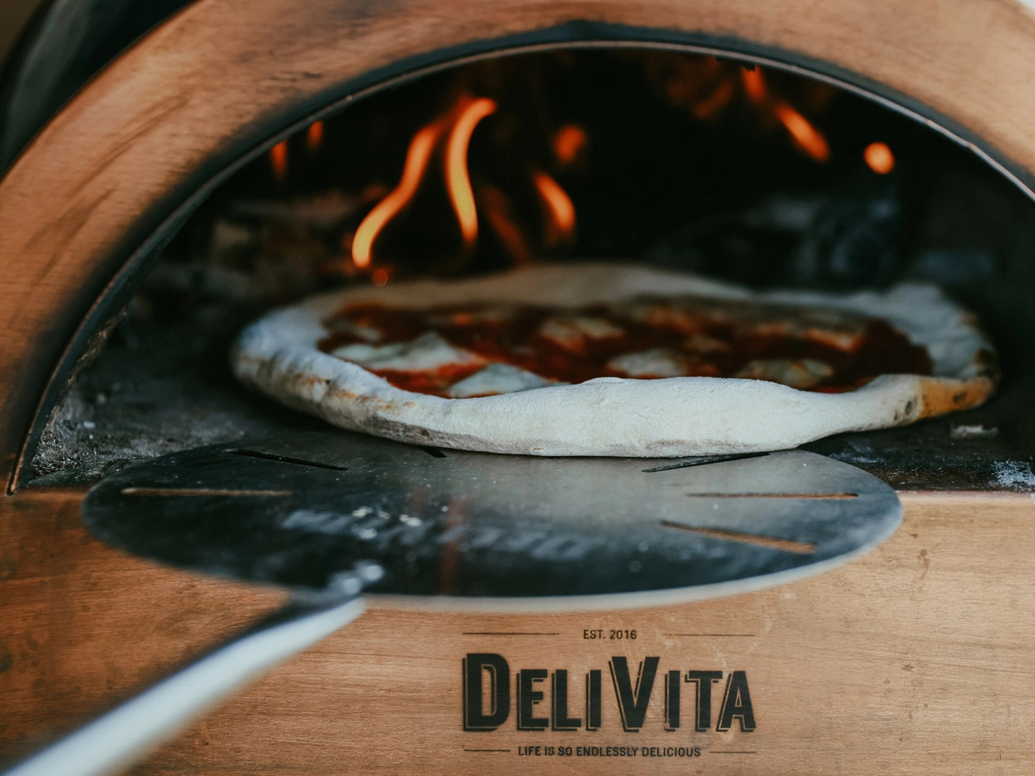 Entdecken Sie die Delivita Pizzaschaufel: Hochwertiger Edelstahl, komfortabler Holzgriff. Perfekt für knusprige Pizzen aus Ofen und Grill.
