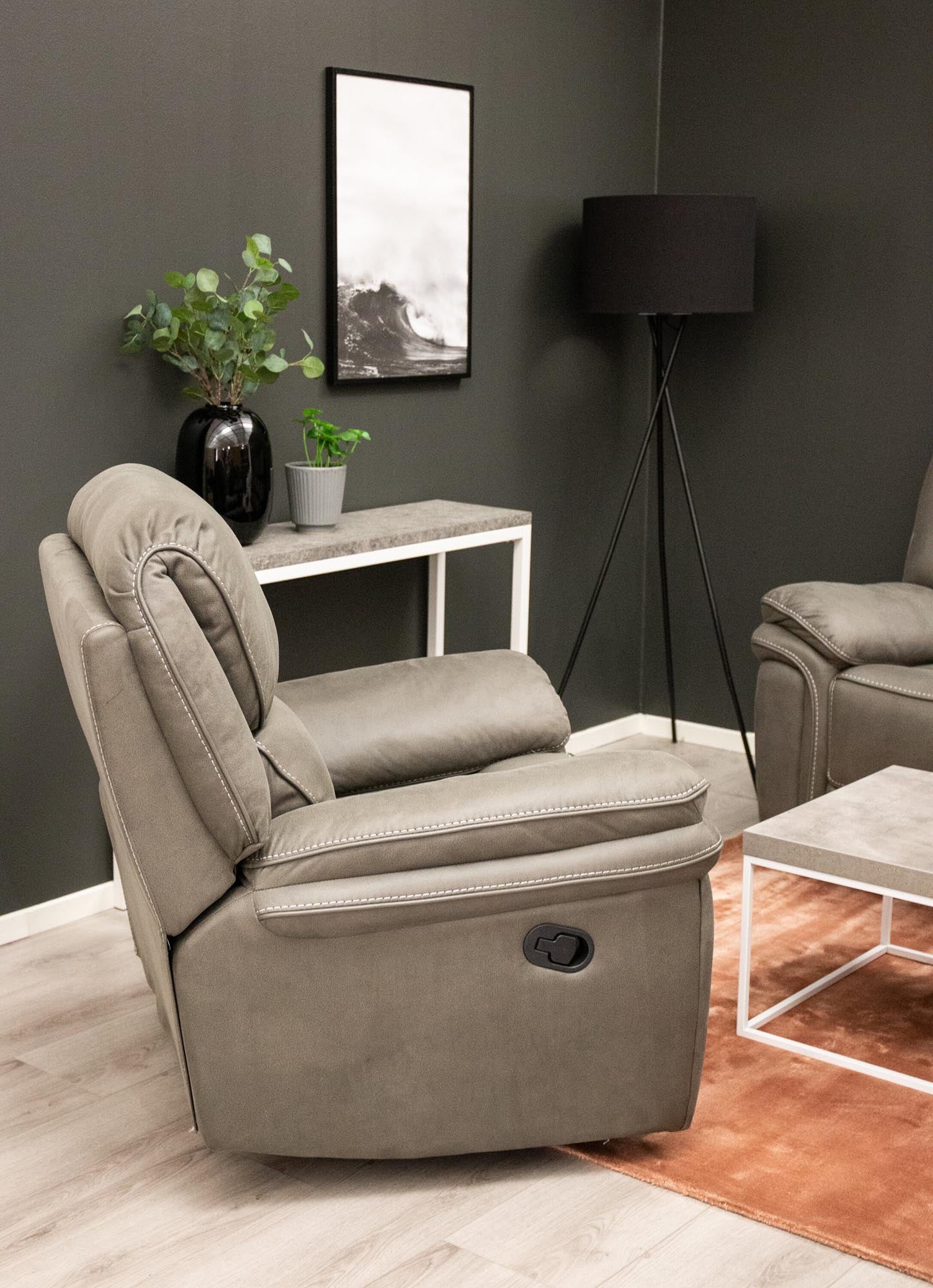 Entdecken Sie den stilvollen Saranda Sessel von Venture Home: Hochwertige Mikrofaser, elegantes Design, optimaler Komfort und praktische Liegefunktion.