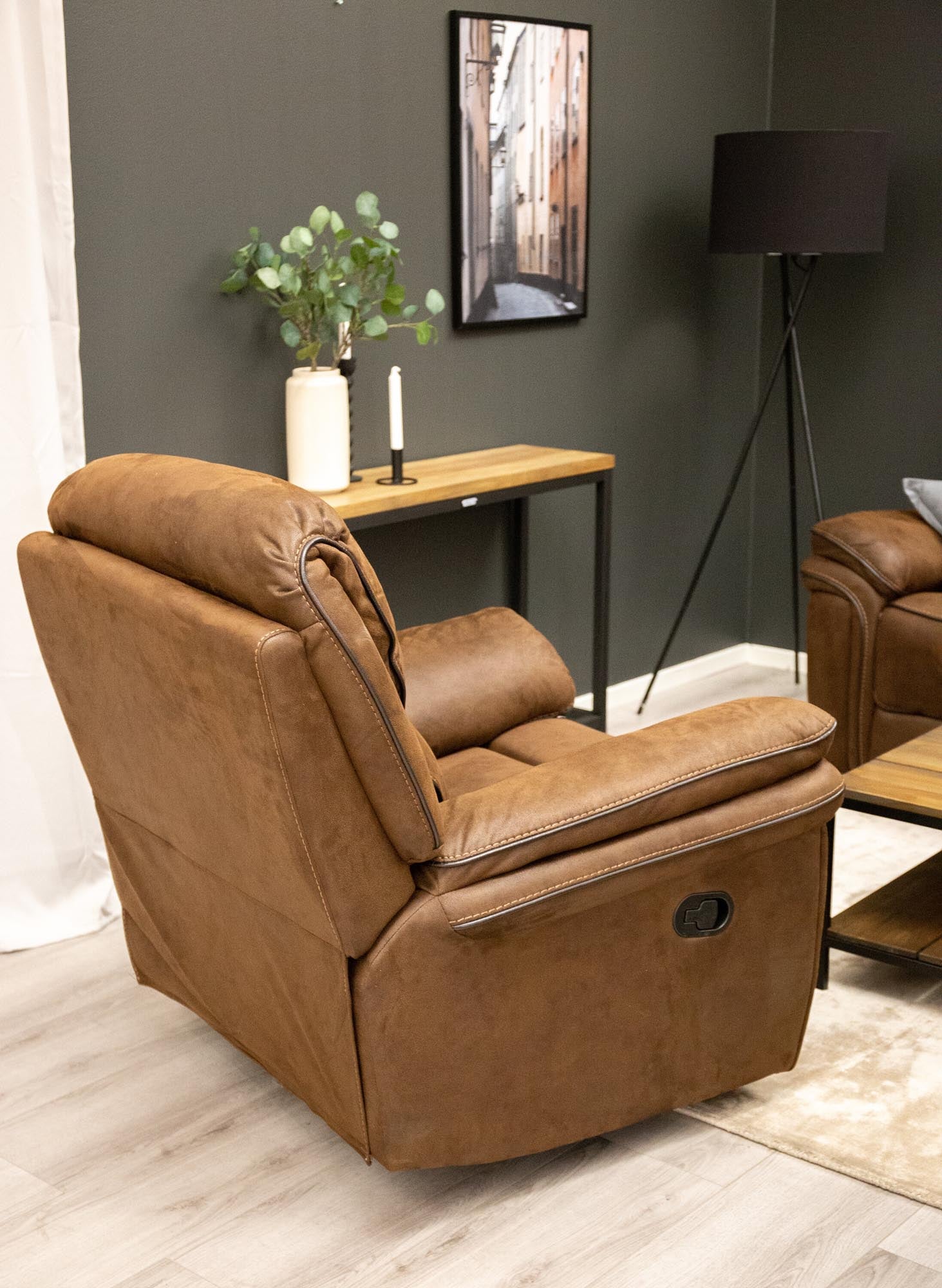 Entdecken Sie den Saranda Sessel von Venture Home – ein stilvolles Möbelstück mit hochwertigem Mikrofaserbezug und intelligenter Liegefunktion.