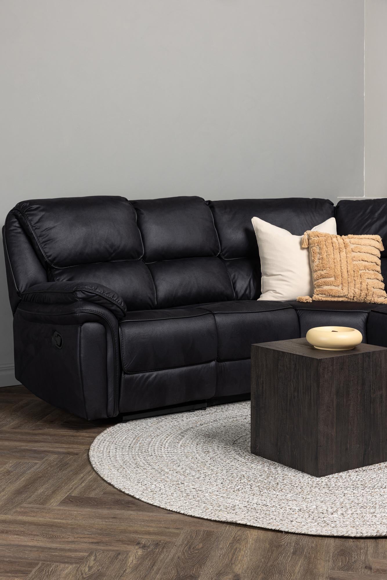 Modernes Saranda Liegesofa von Venture Home für zeitlose Eleganz.