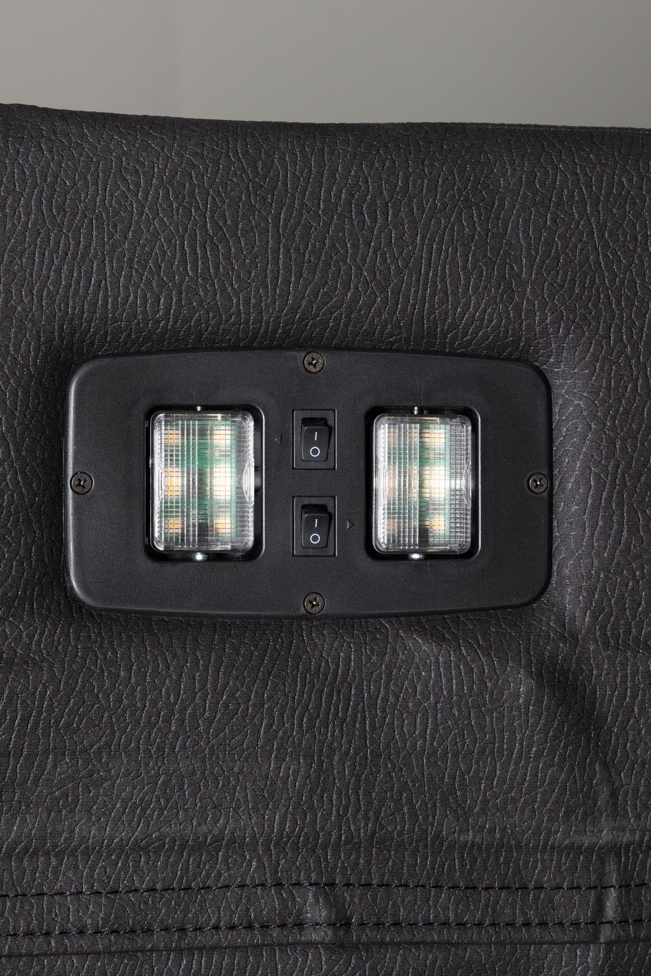 Modernes Singapore Sofa von Venture Home für zeitlose Eleganz.