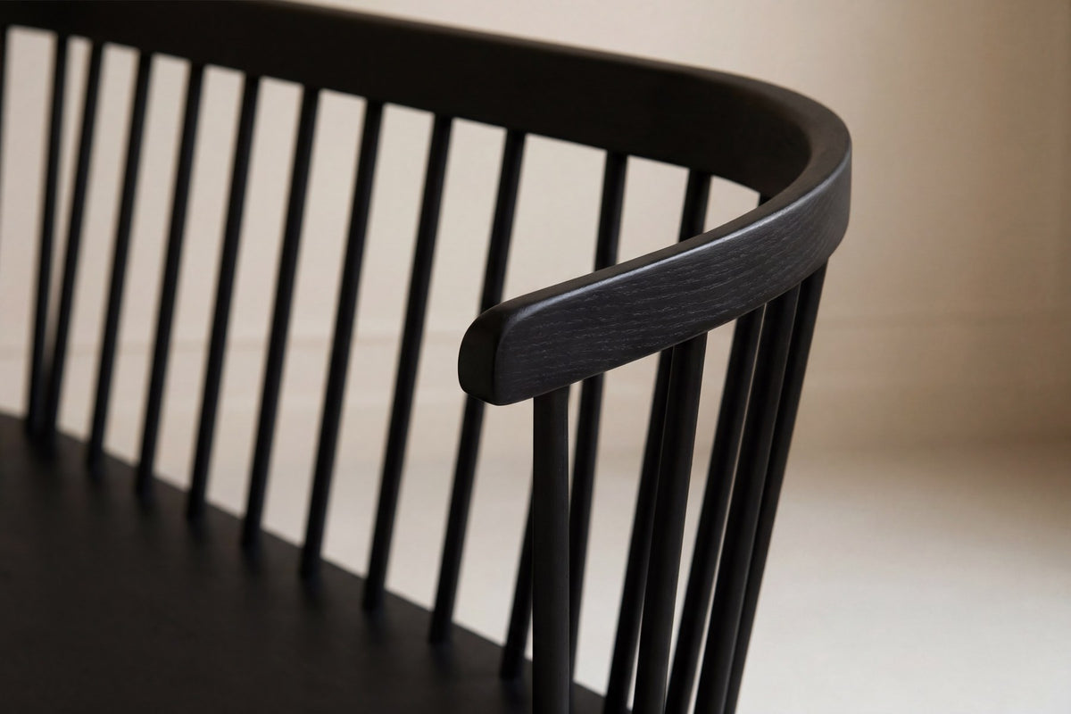 Schwarze Sitzbank Bobby aus Gummiholz von Venture Home mit geraden Linien, Masse 120 x 49 x 77 cm, Frontalansicht auf hellem Untergrund.