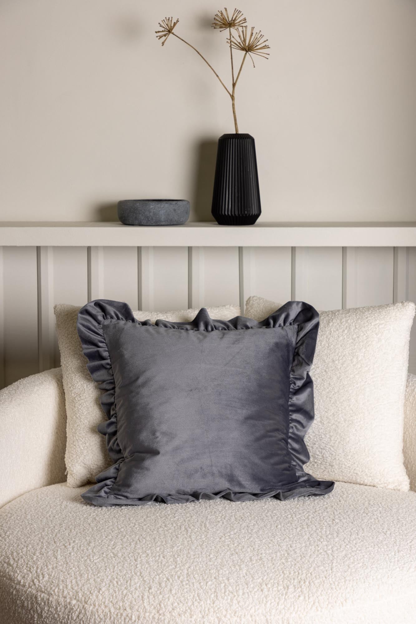 Hailey Kissenbezug in Grau präsentiert im Onlineshop von KAQTU Design AG. Deko Kissenbezug ist von Venture Home