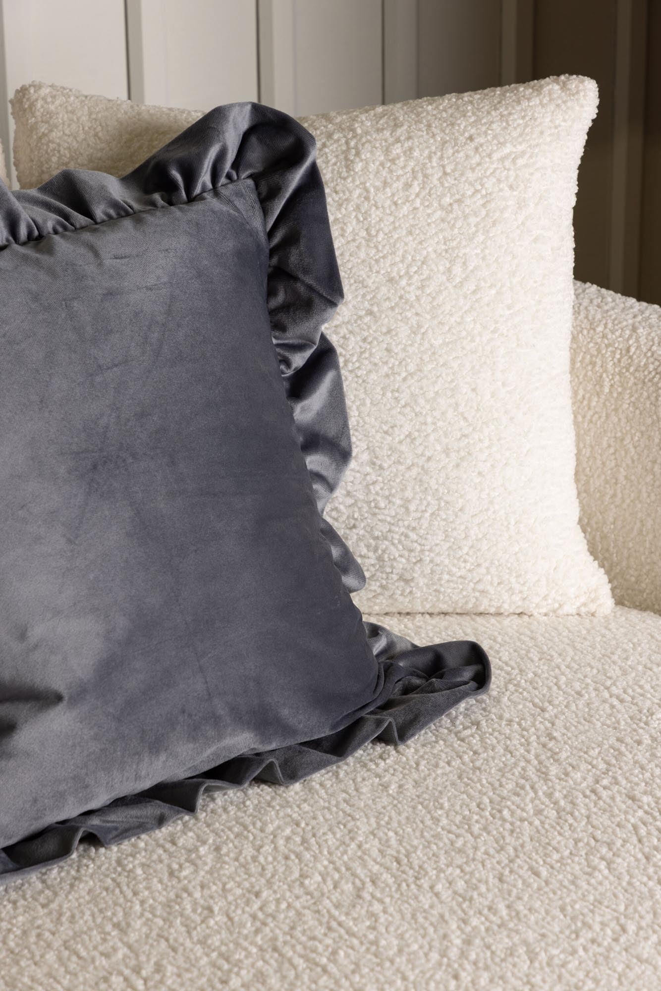 Hailey Kissenbezug in Grau präsentiert im Onlineshop von KAQTU Design AG. Deko Kissenbezug ist von Venture Home